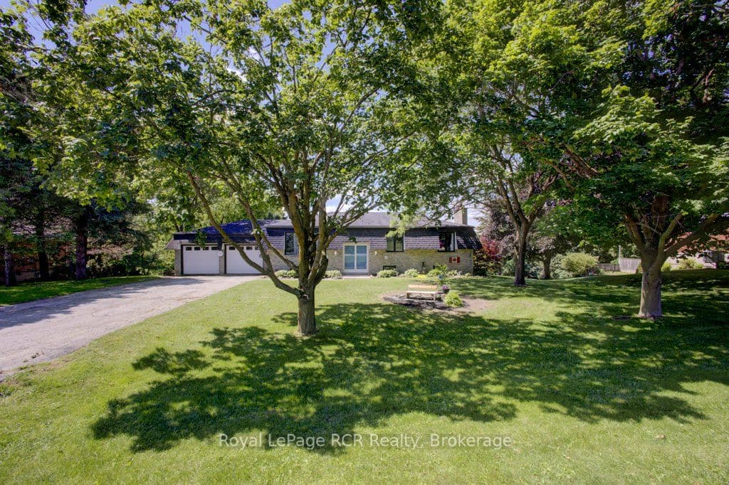 15 Booth Street E, Mapleton, ON N0G 2K0