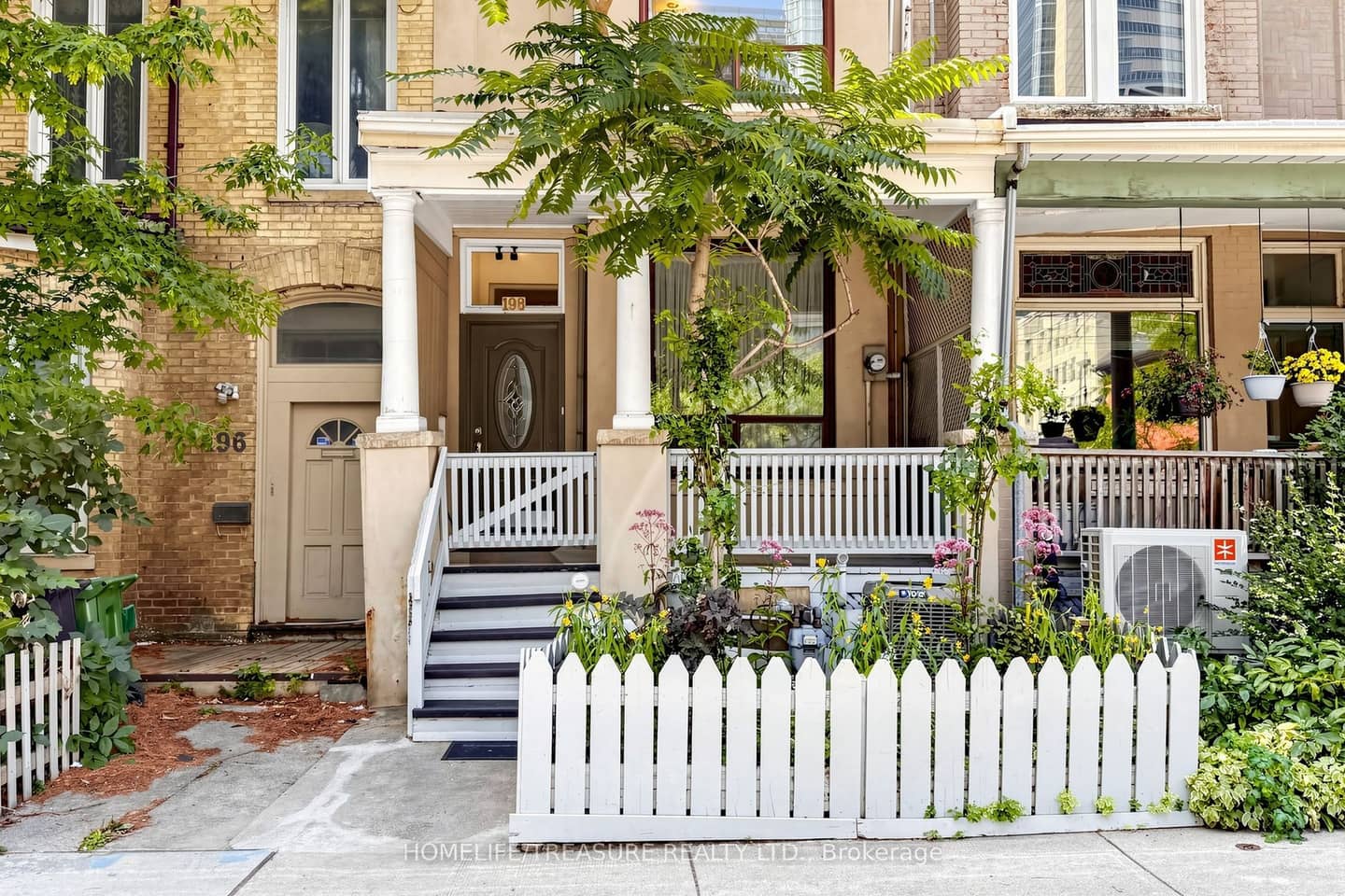 198 McCaul Street, Toronto, ON M5T 1W5