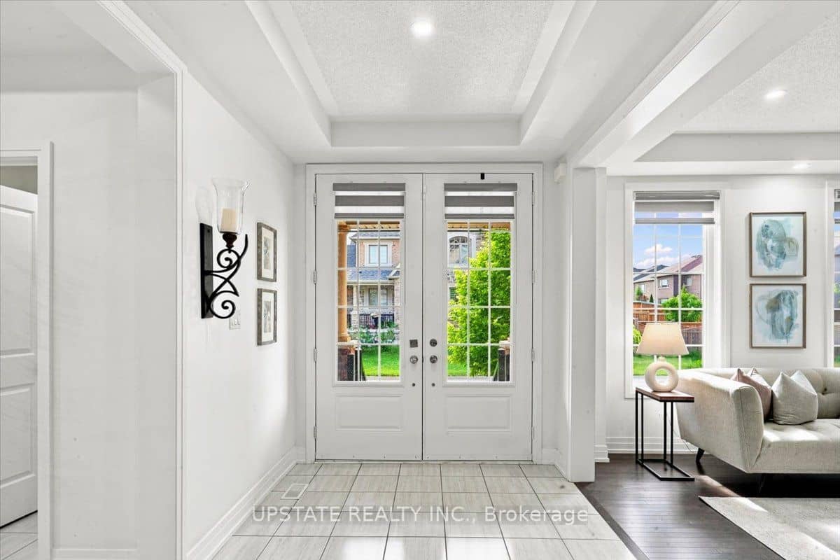 18 Blenheim Circle, Whitby, ON L1P 0E2