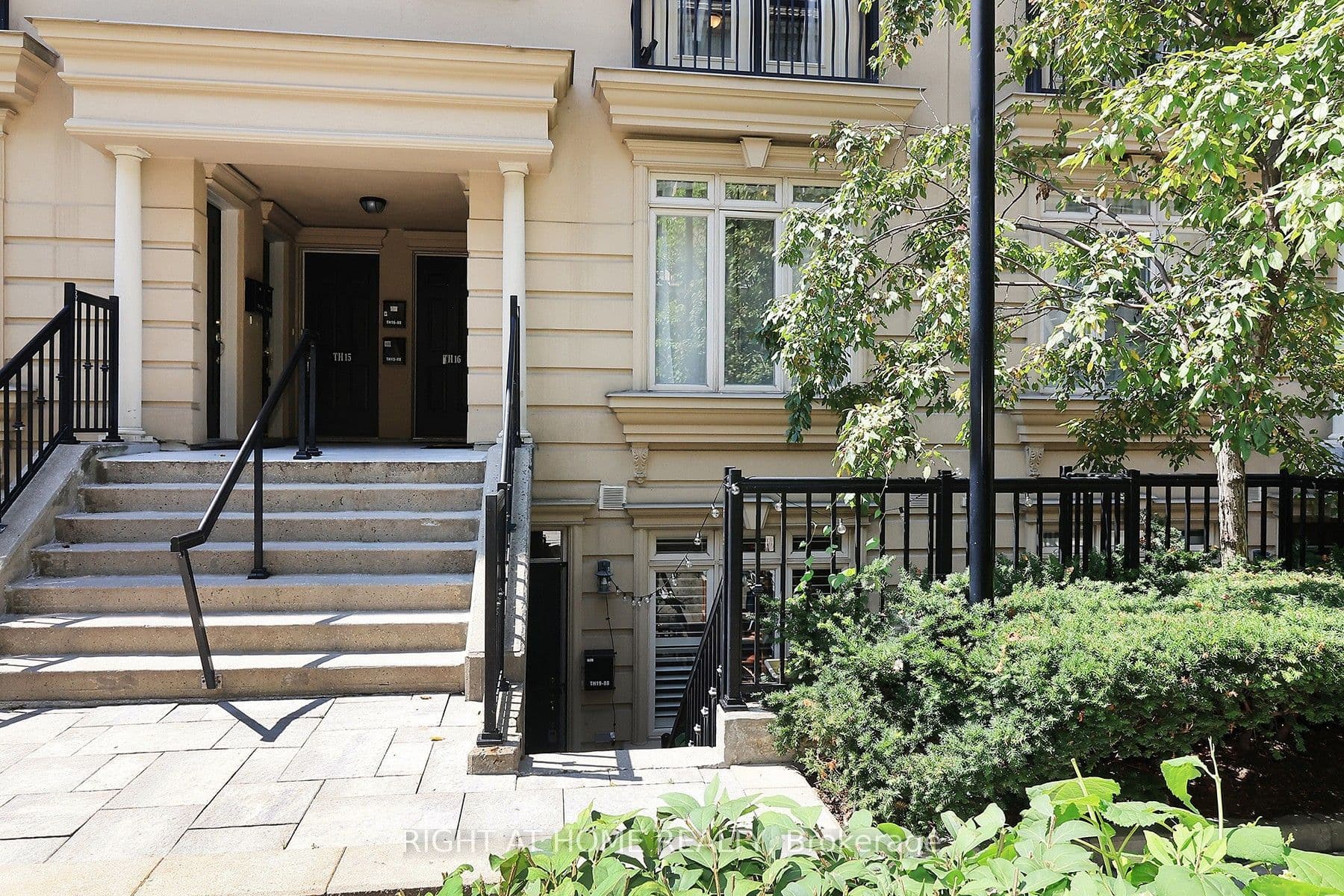 88 Carr Street 19, Toronto, ON M5T 1B7