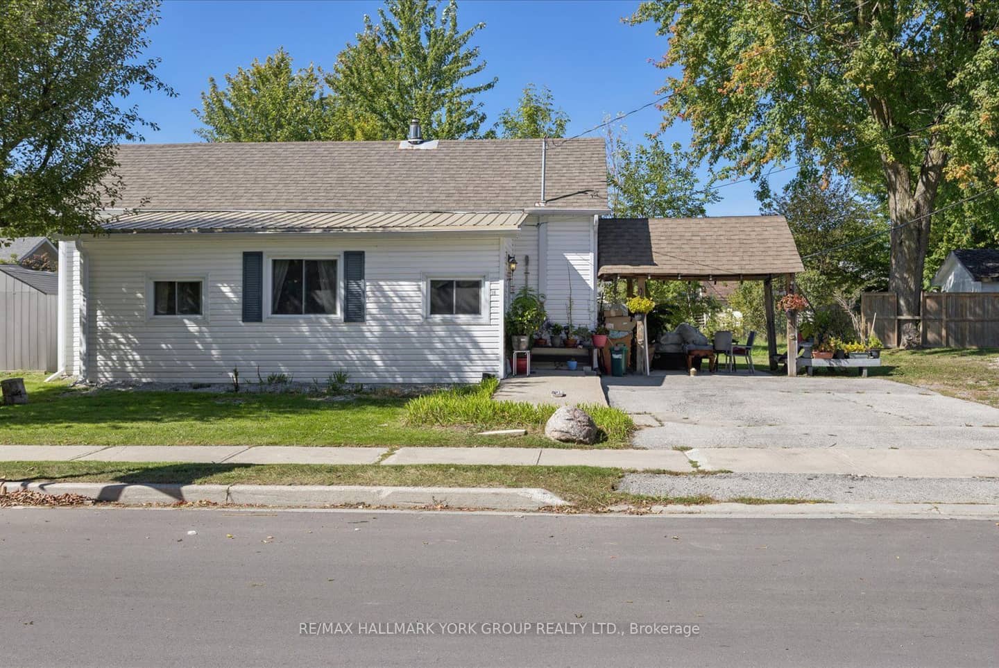 16 Snooks Road, Georgina, ON L0E 1R0