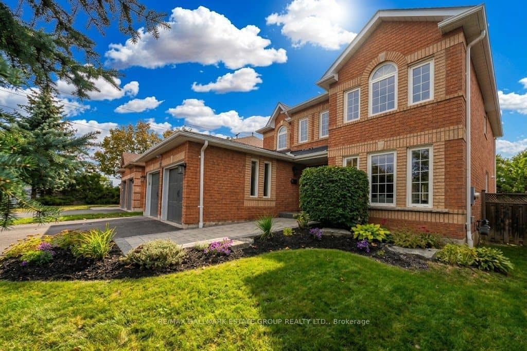25 Dewbourne Place, Whitby, ON L1R 2E4