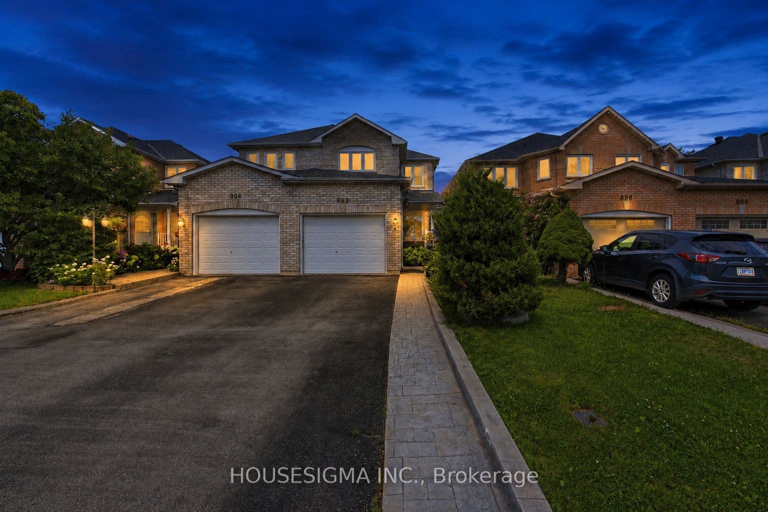 902 Applecroft Circle, Mississauga, ON L5V 2A7