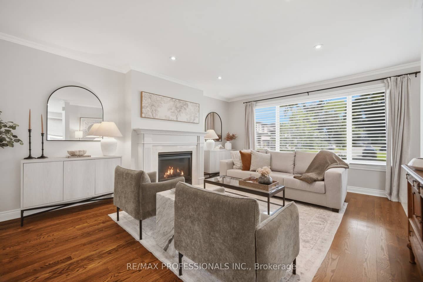 8 Beaverbrook Avenue, Toronto, ON M9B 2M7