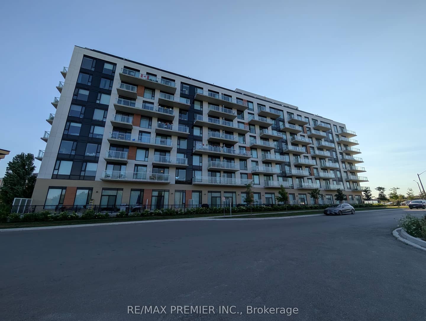 6 David Eyer Road 811, Richmond Hill, ON L4S 0N5