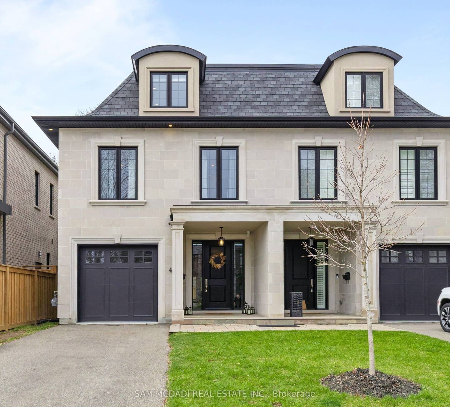 4 Iroquois Avenue, Mississauga, ON L5G 1M6