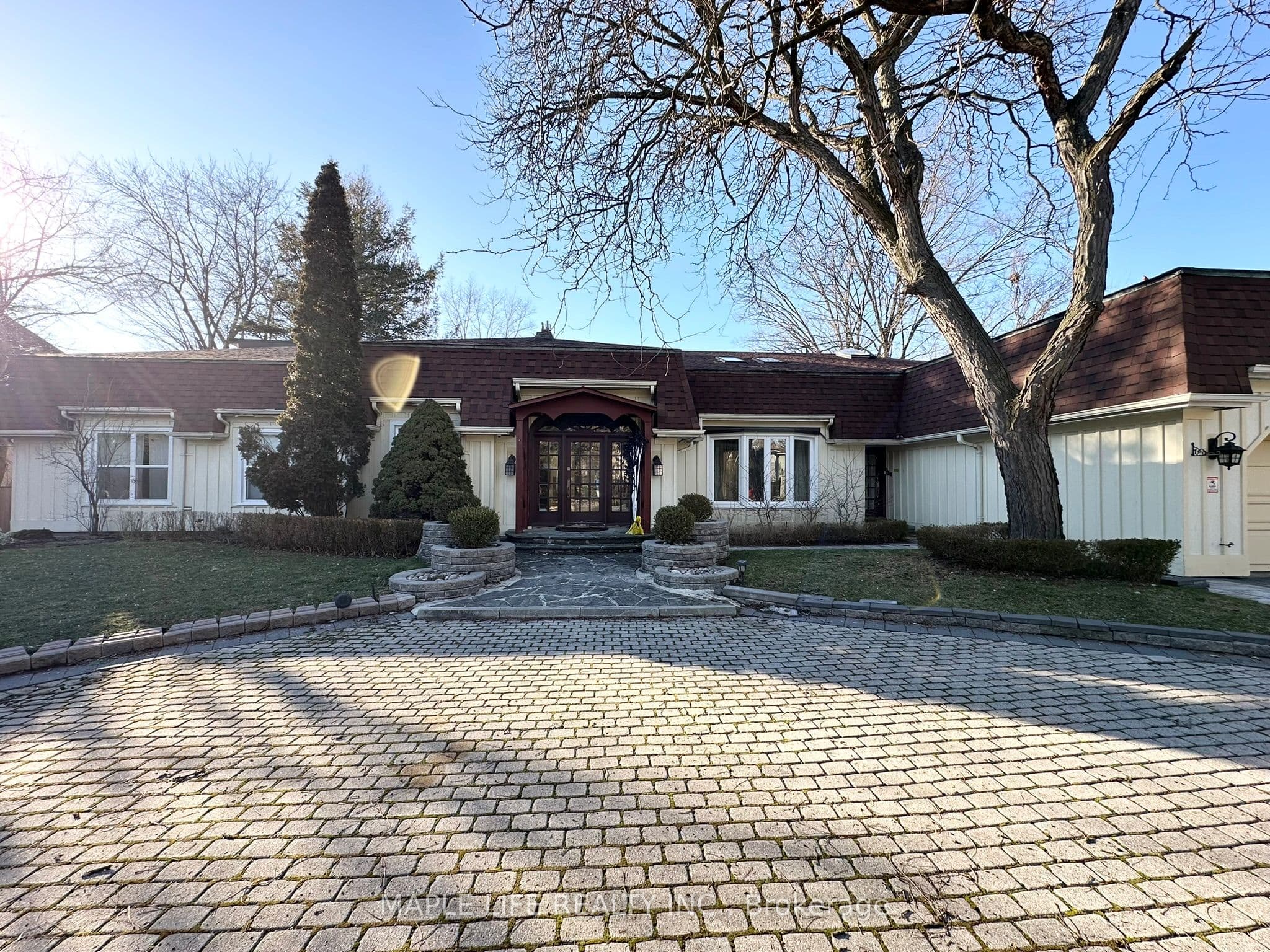 16 Brian Cliff Drive, Toronto, ON M3B 2G2