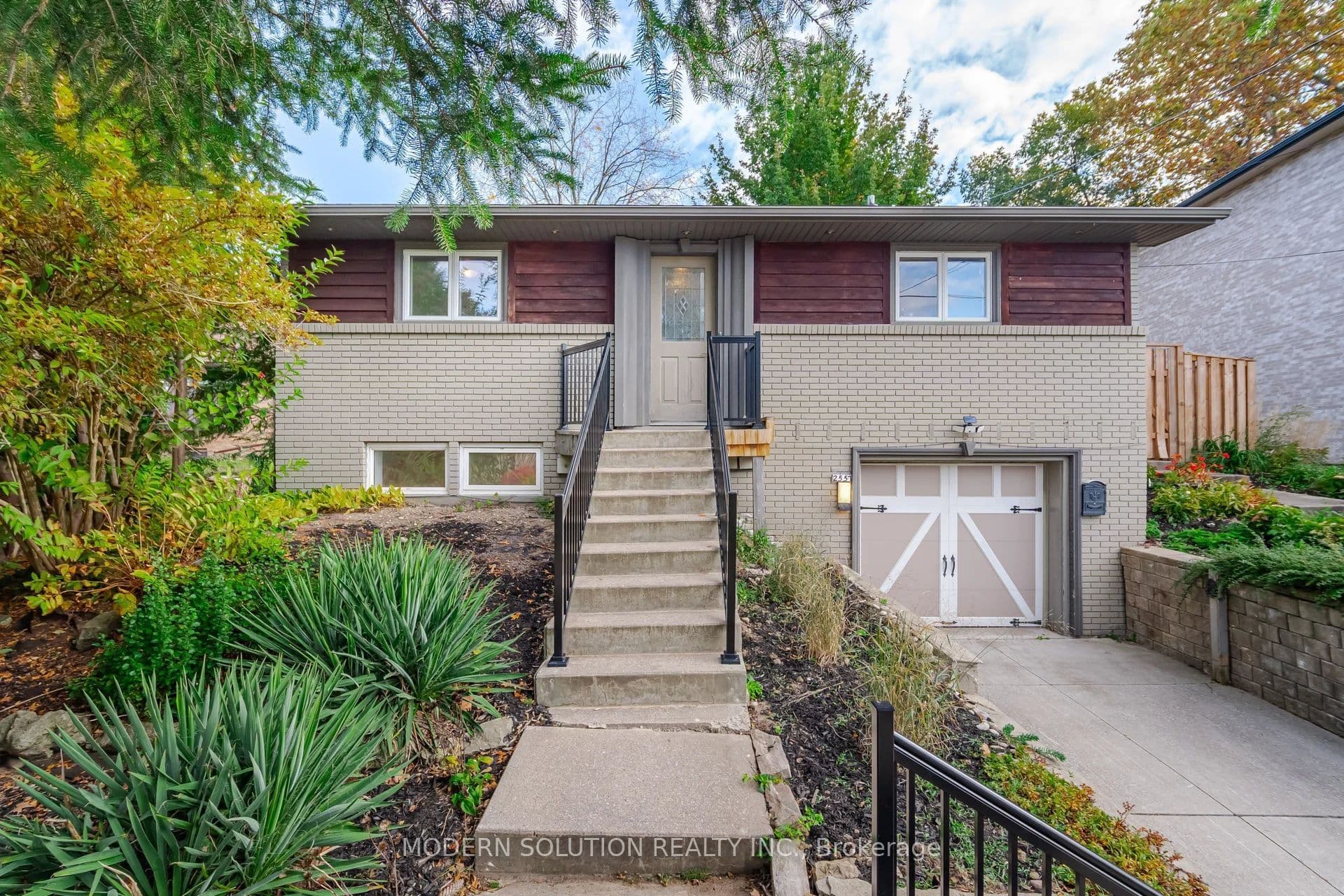 2557 Mindemoya Road, Mississauga, ON L5C 2R1