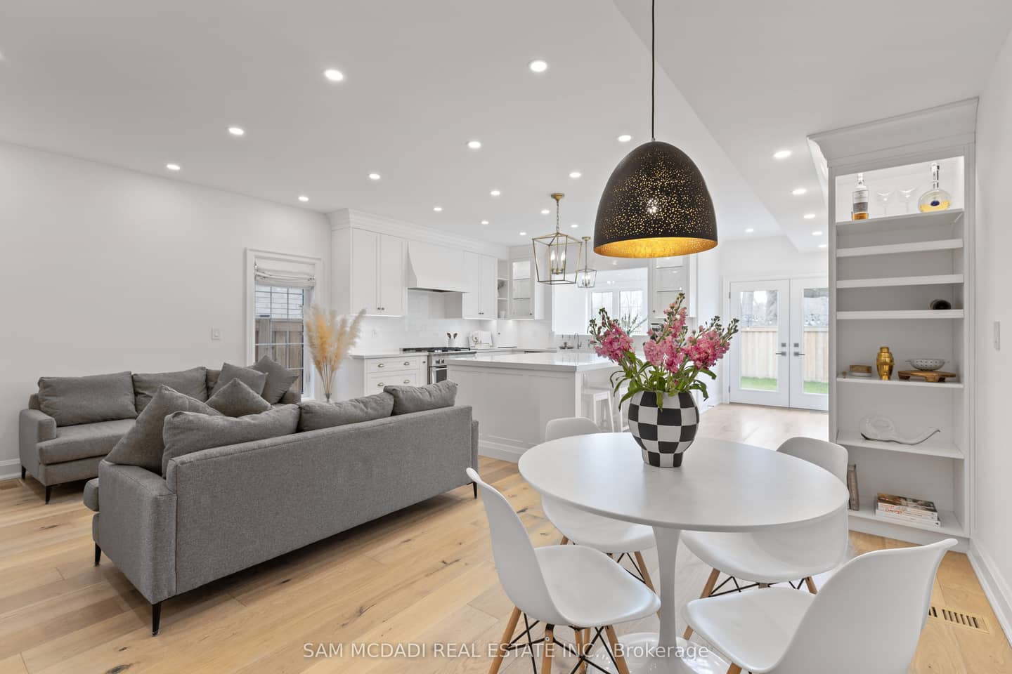 4 Iroquois Avenue, Mississauga, ON L5G 1M6