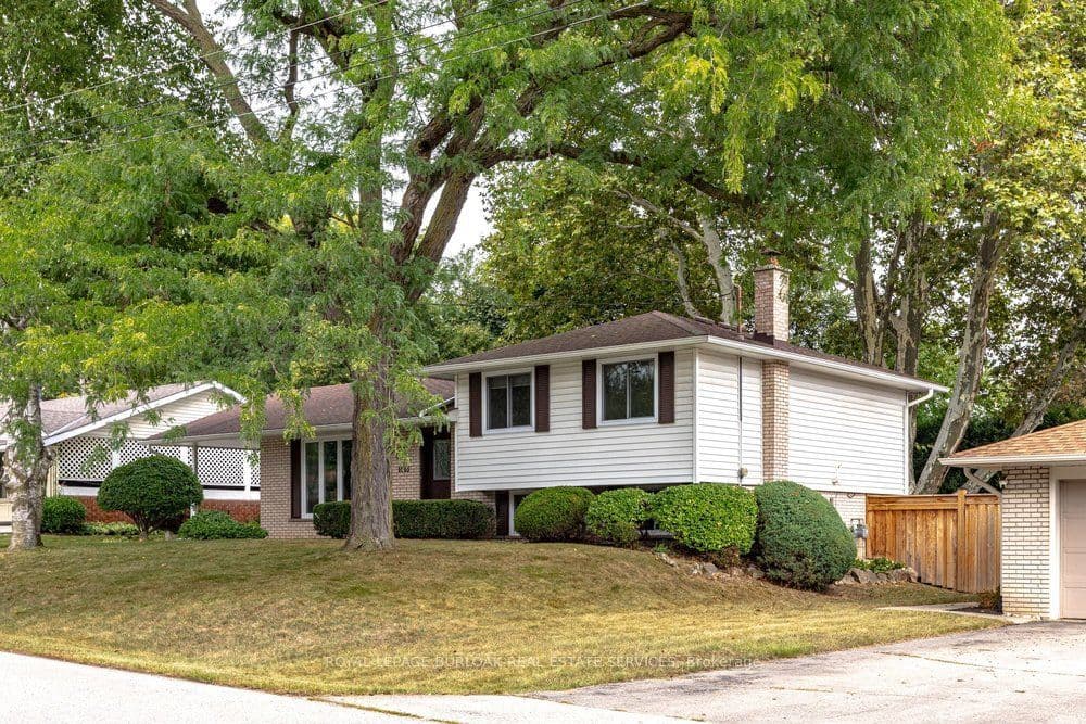 1083 Manorwood Drive, Burlington, ON L7T 2L9