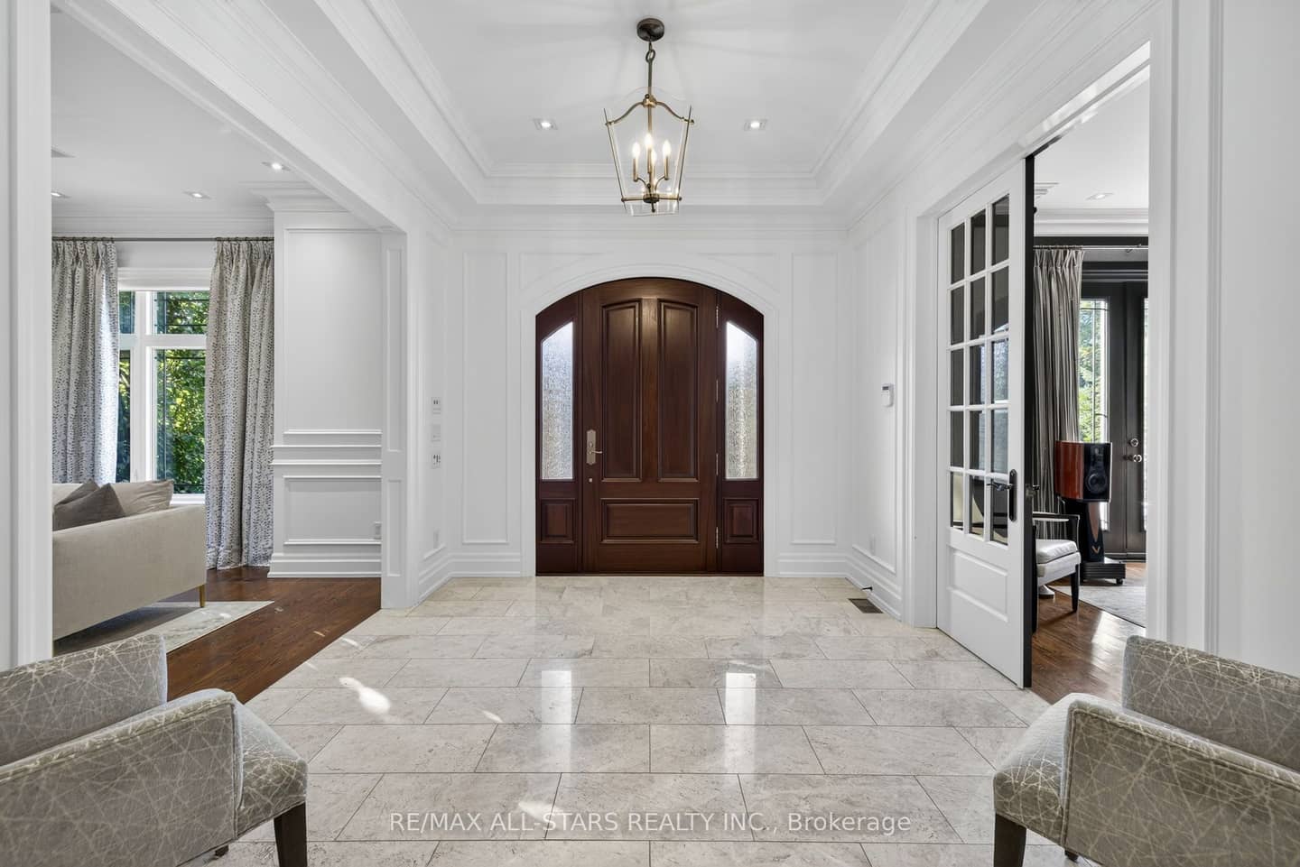 126 Hillview Road, Aurora, ON L4G 2M5