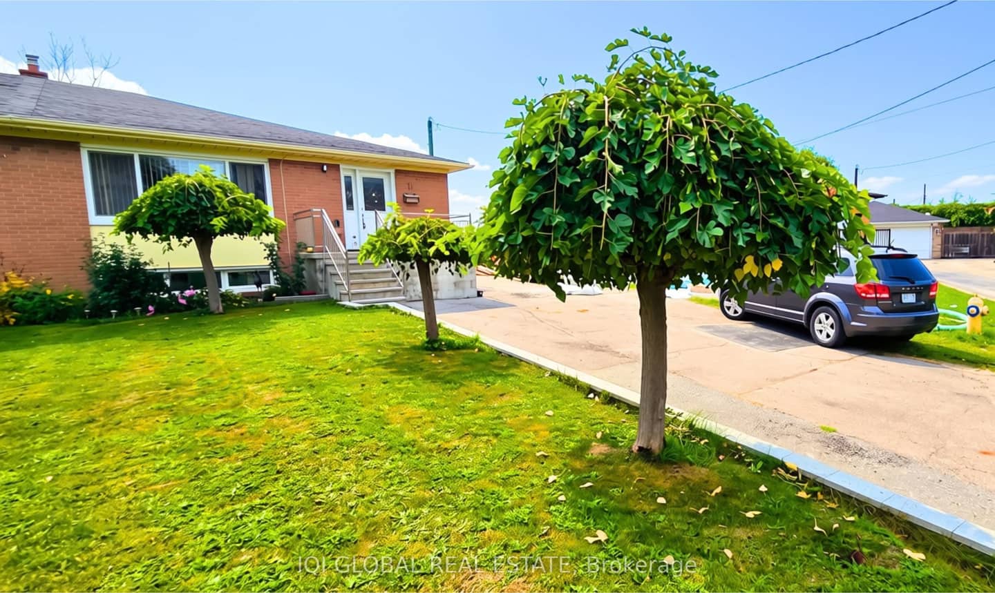 11 Stone Court, Toronto, ON M9M 1N1