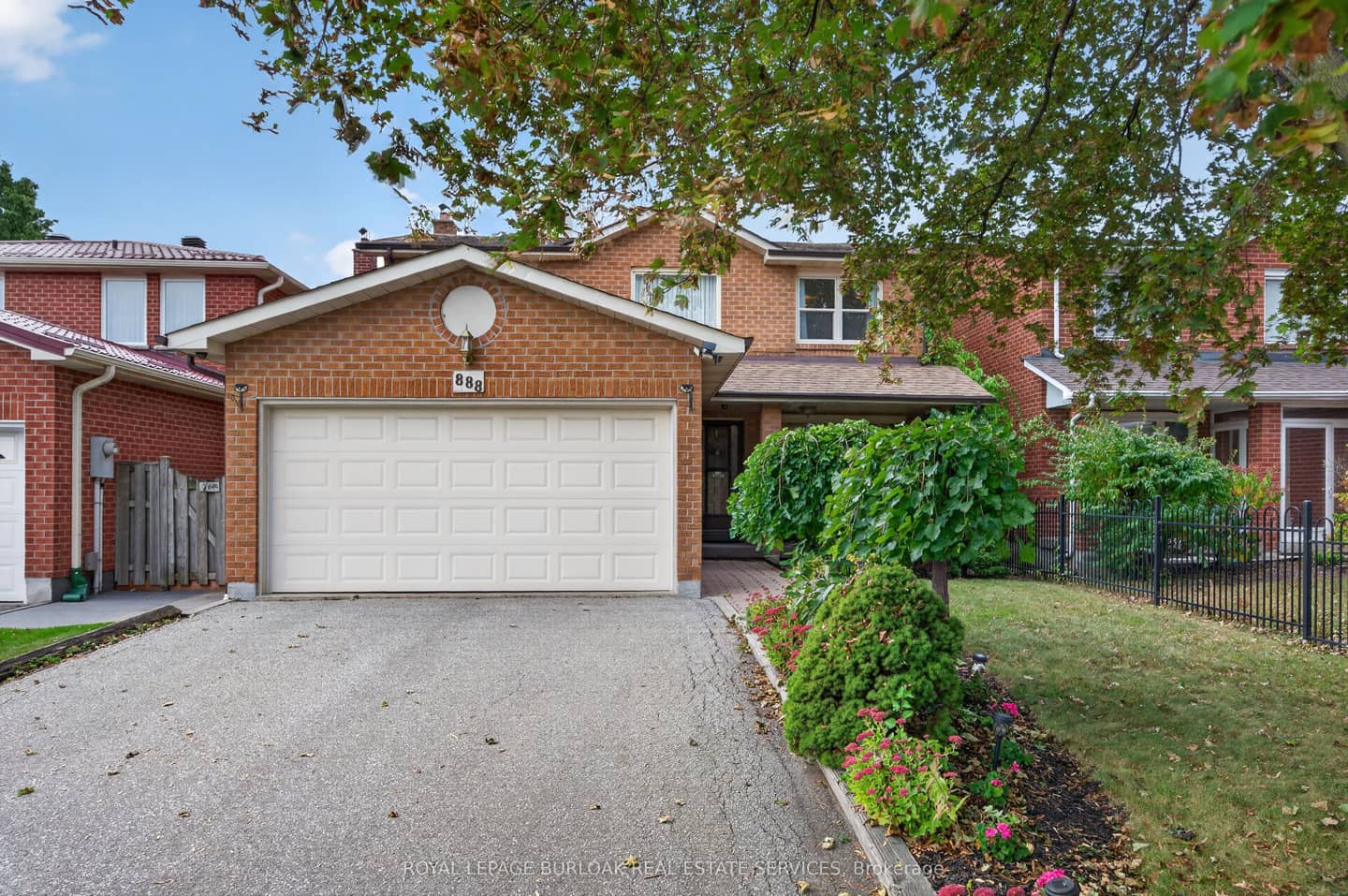 888 Messenger Meadow Drive, Mississauga, ON L5C 3T2