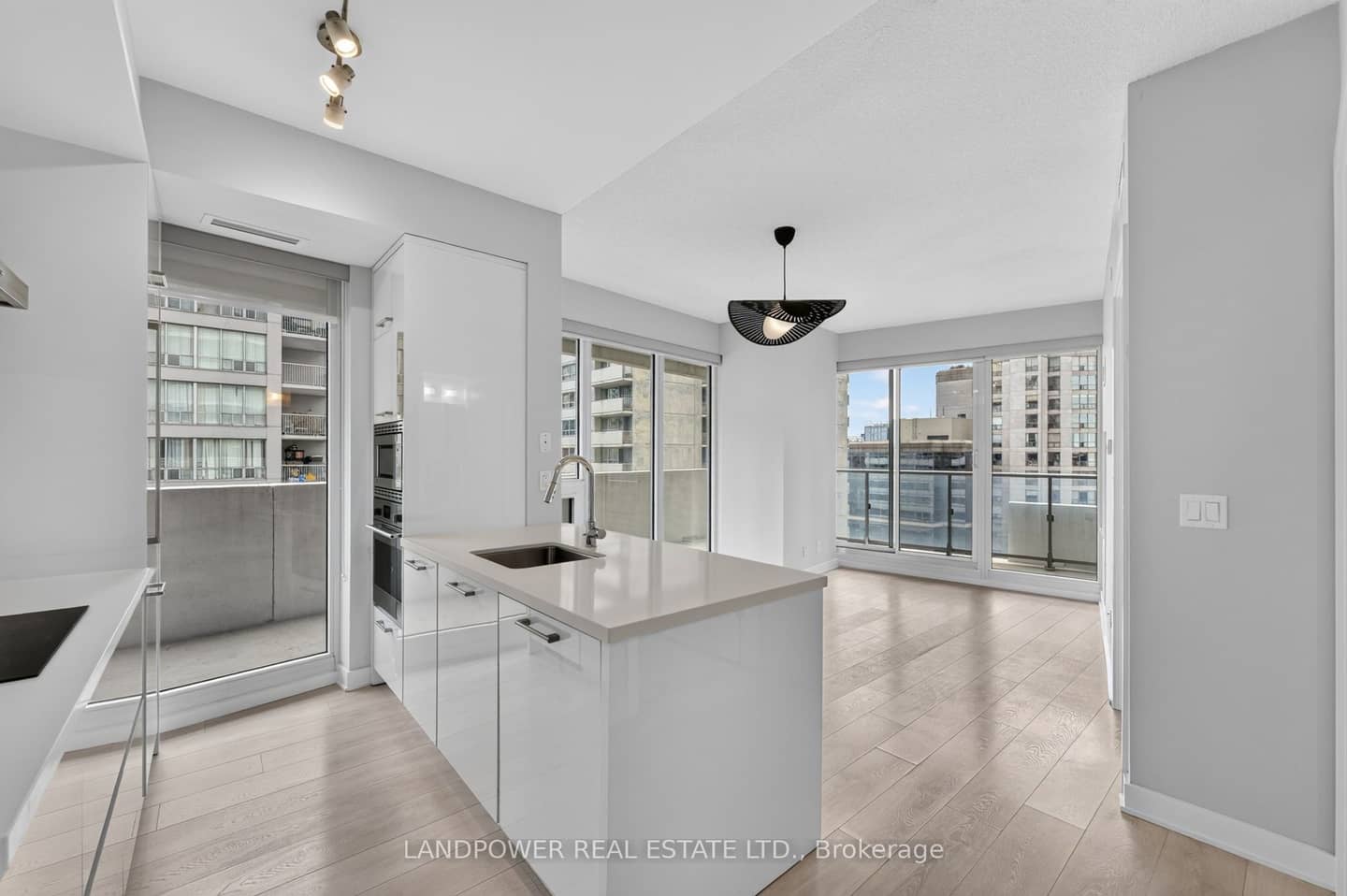 2221 Yonge Street 803, Toronto, ON M4S 0B8