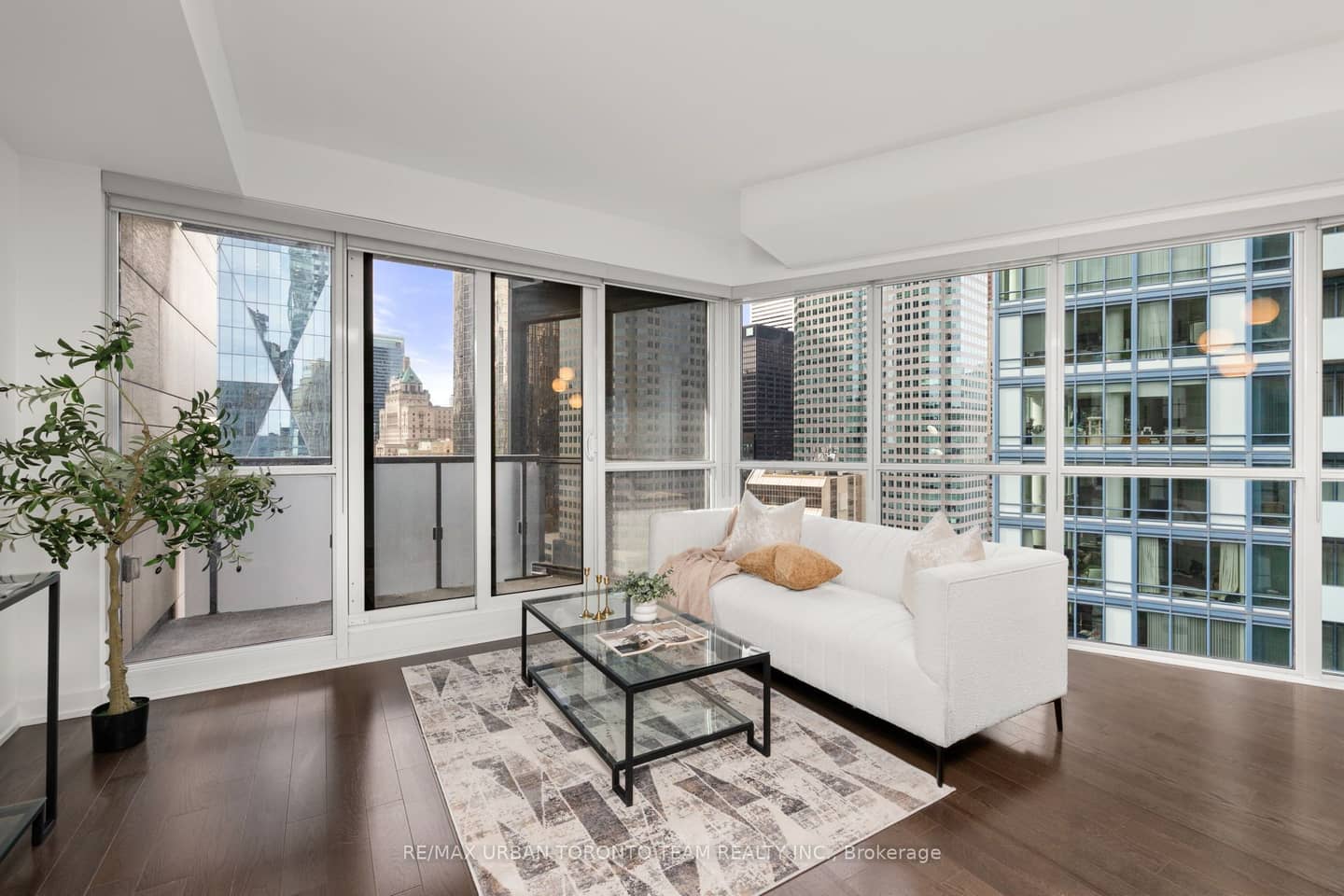 1 The Esplanade Avenue 2104, Toronto, ON M5E 0A8