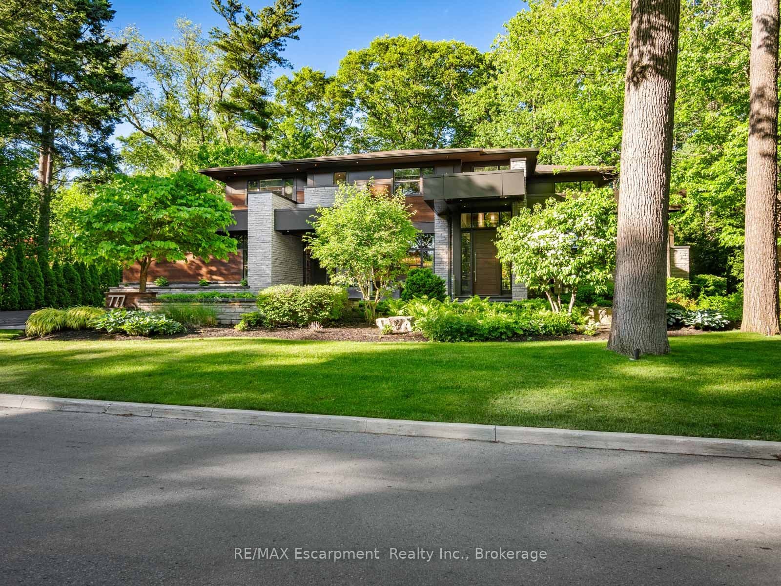 777 Shadeland Avenue, Burlington, ON L7T 2M2