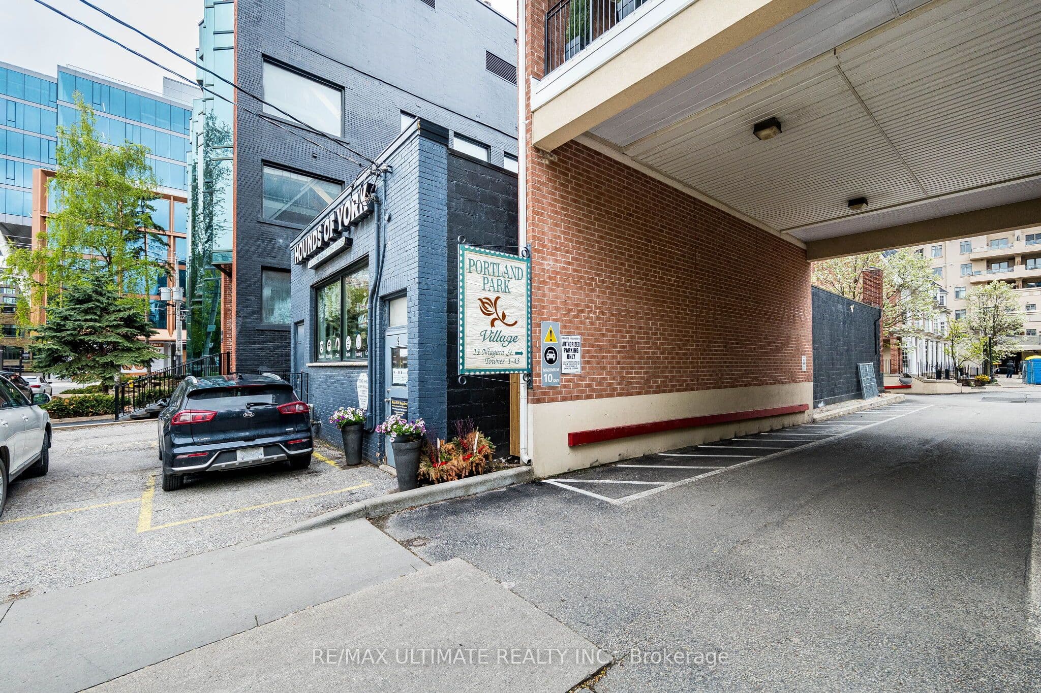 11 Niagara Street 14, Toronto, ON M5V 3N9