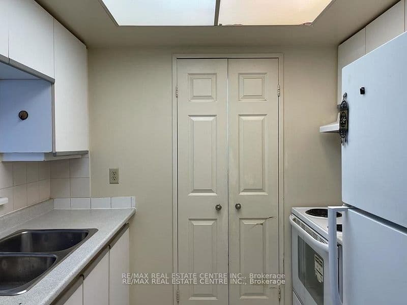 265 Enfield Place 1403, Mississauga, ON L5B 3Y6