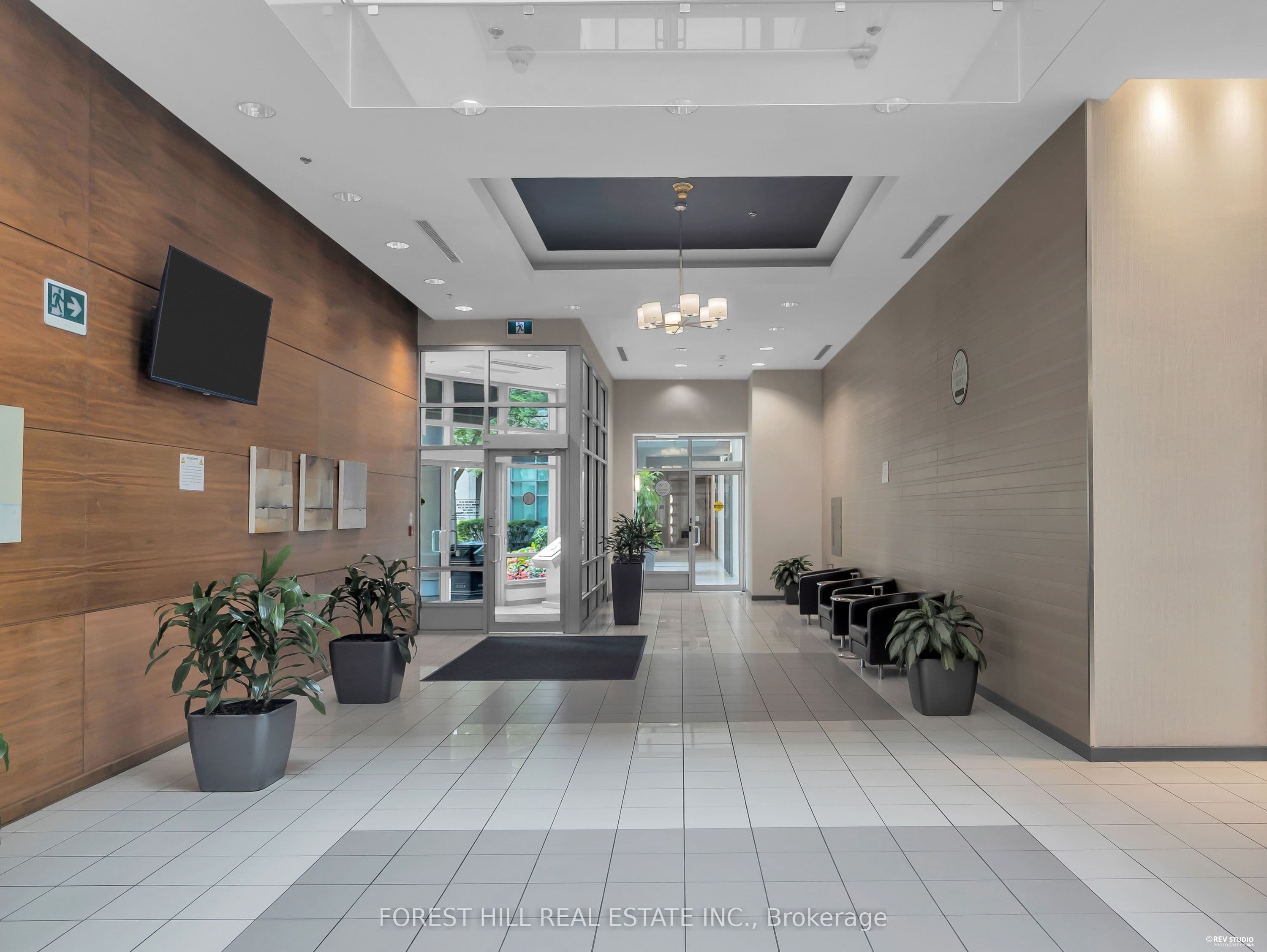 33 Elm Drive W 705, Mississauga, ON L5B 4L2
