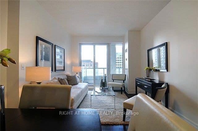 35 Balmuto Street 1810, Toronto, ON M4Y 5W4