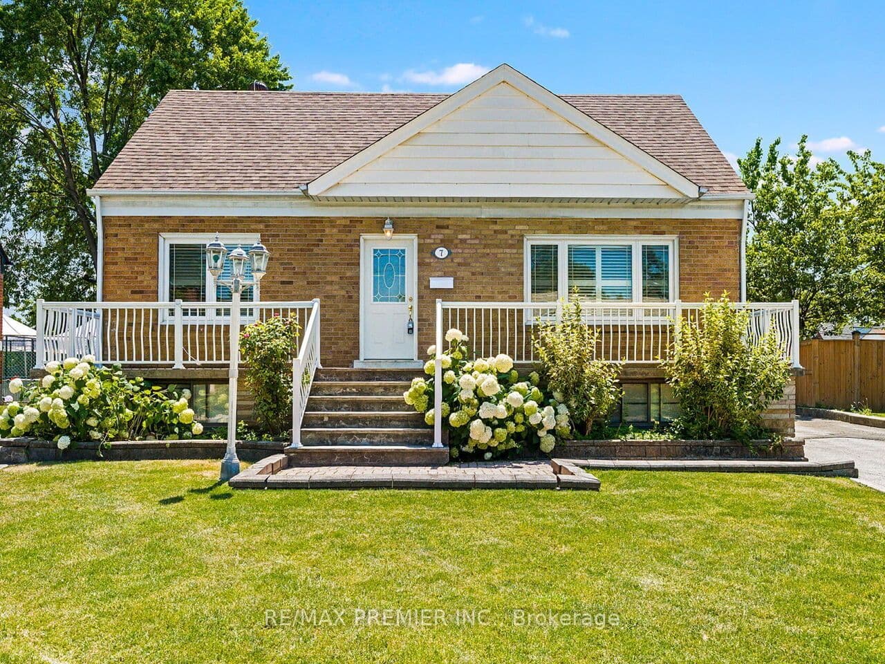 7 Mayall Avenue, Toronto, ON M3L 1E3