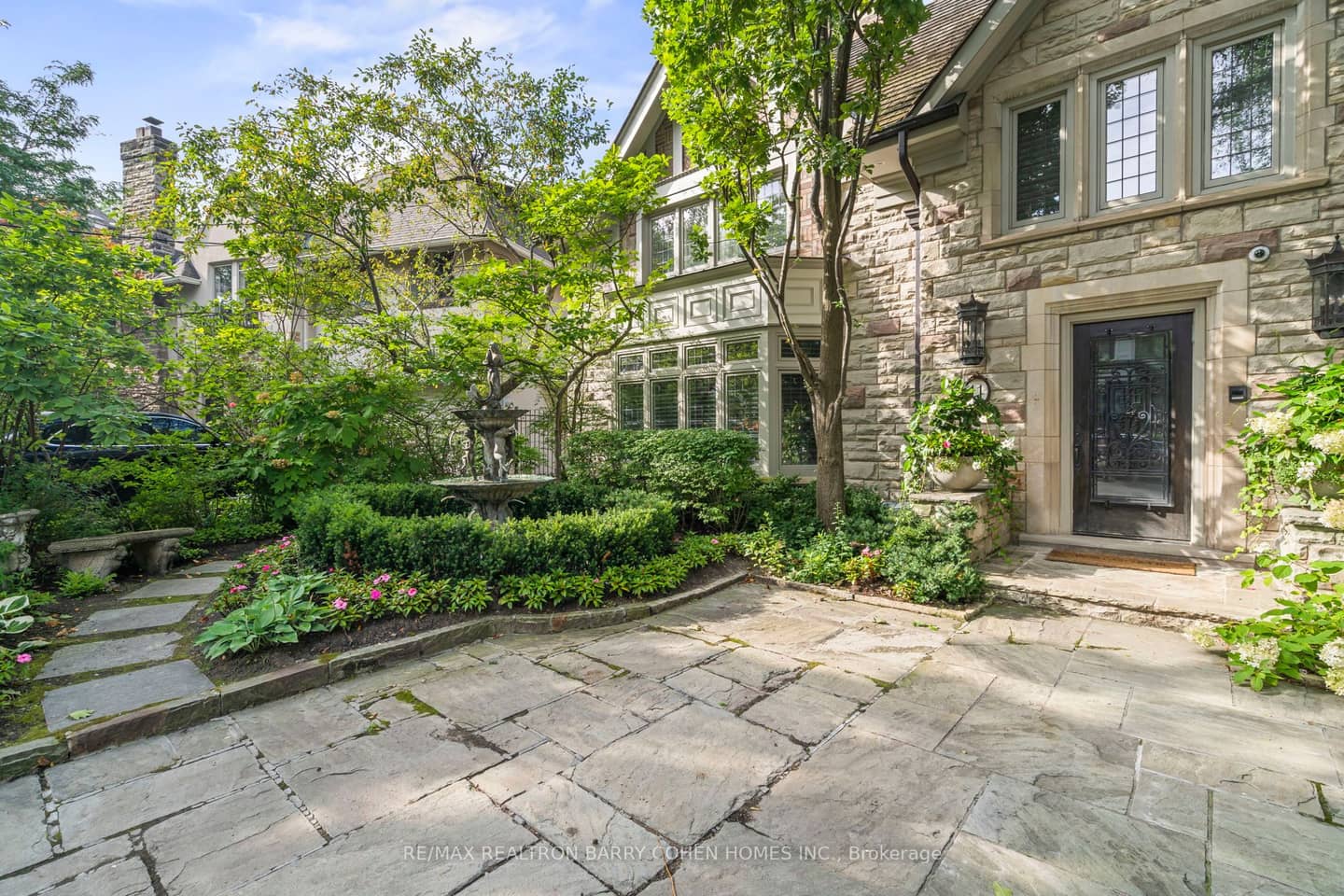 11 Ormsby Crescent, Toronto, ON M5P 2V2