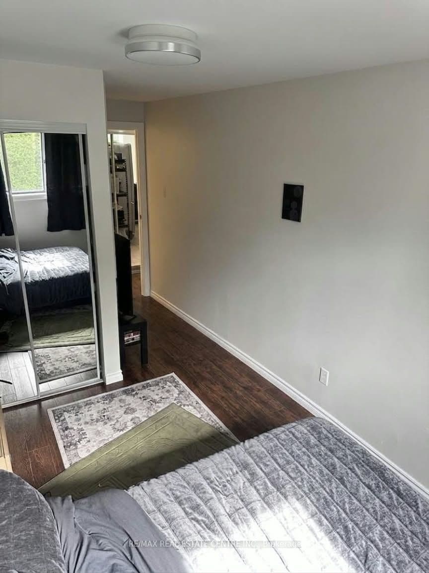 3324 Strabane Drive, Mississauga, ON L5C 1W7