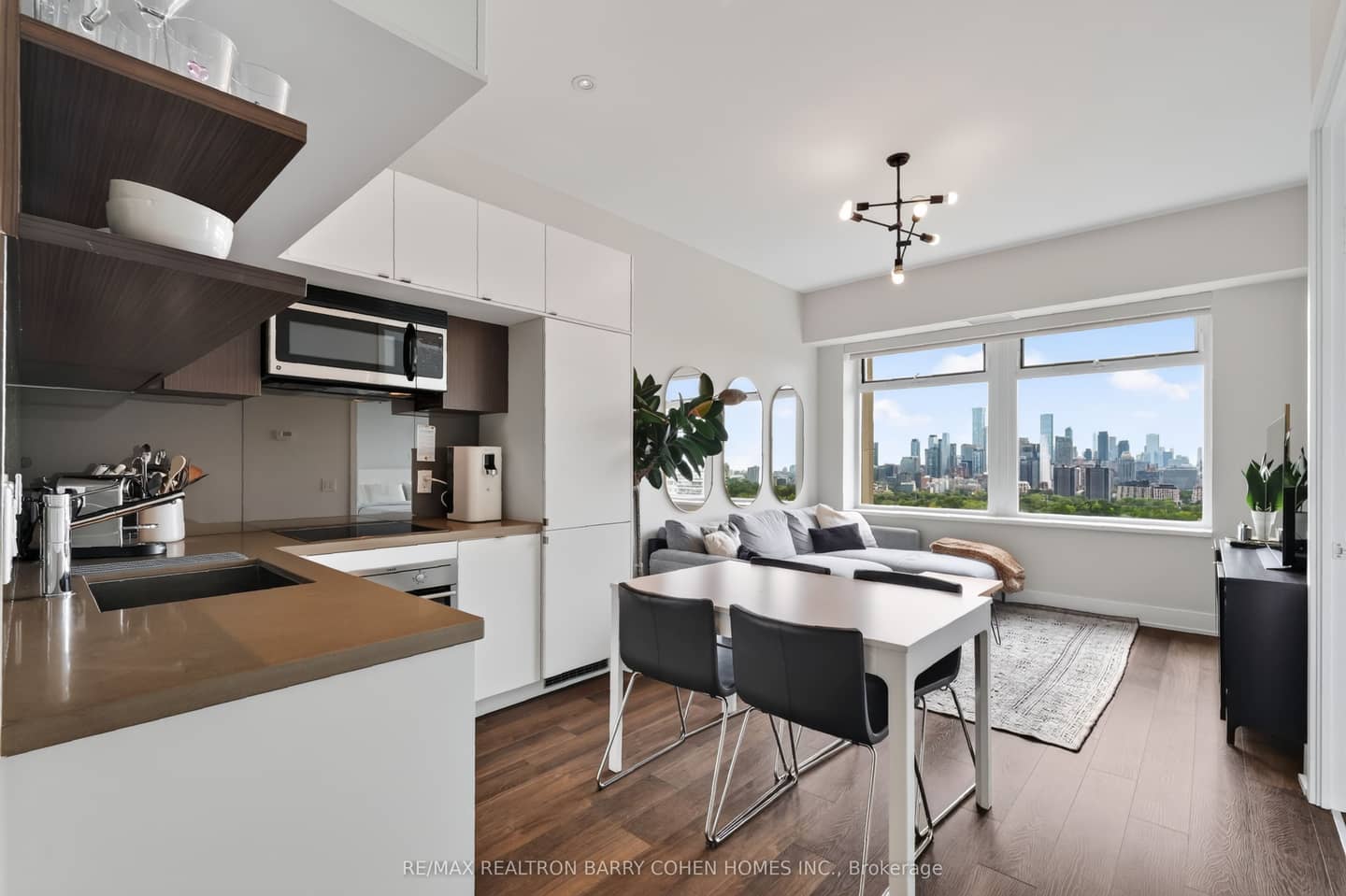 111 St Clair Avenue W 1018, Toronto, ON M4V 1N5