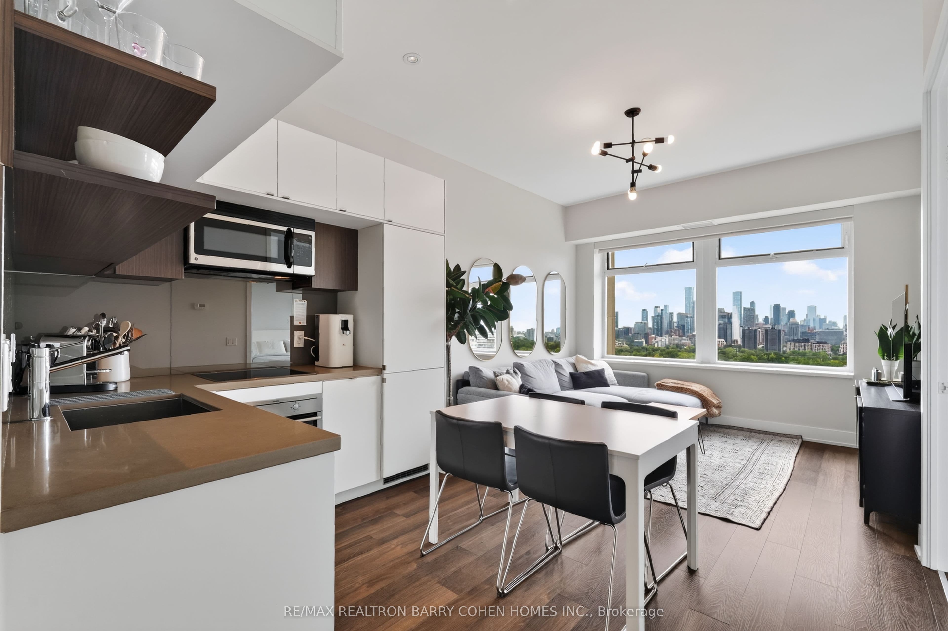 111 St Clair Avenue W 1018, Toronto, ON M4V 1N5