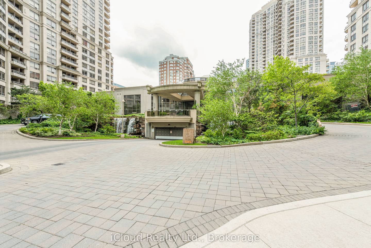 3888 Duke Of York Boulevard 2521, Mississauga, ON L5B 4P5