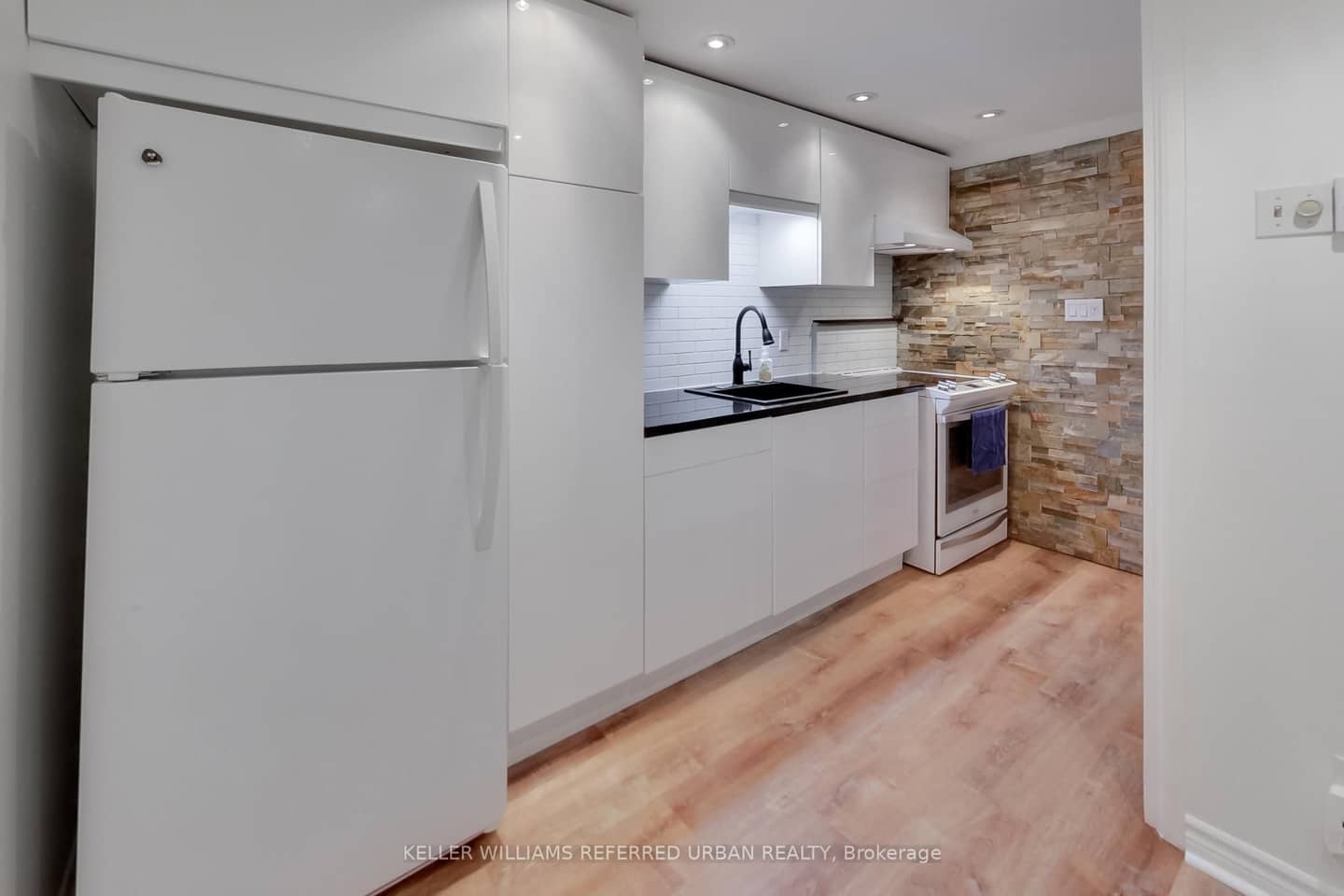 1666 Queen Street E 22, Toronto, ON M4L 1G3