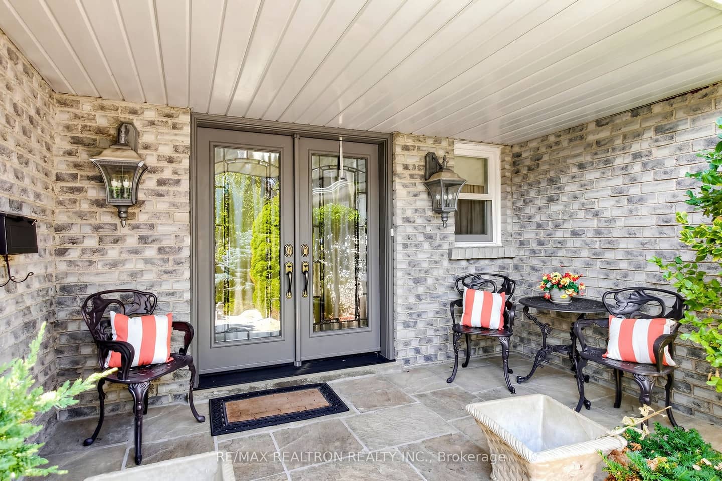 2 Manor Place, Brampton, ON L6Z 1Y7