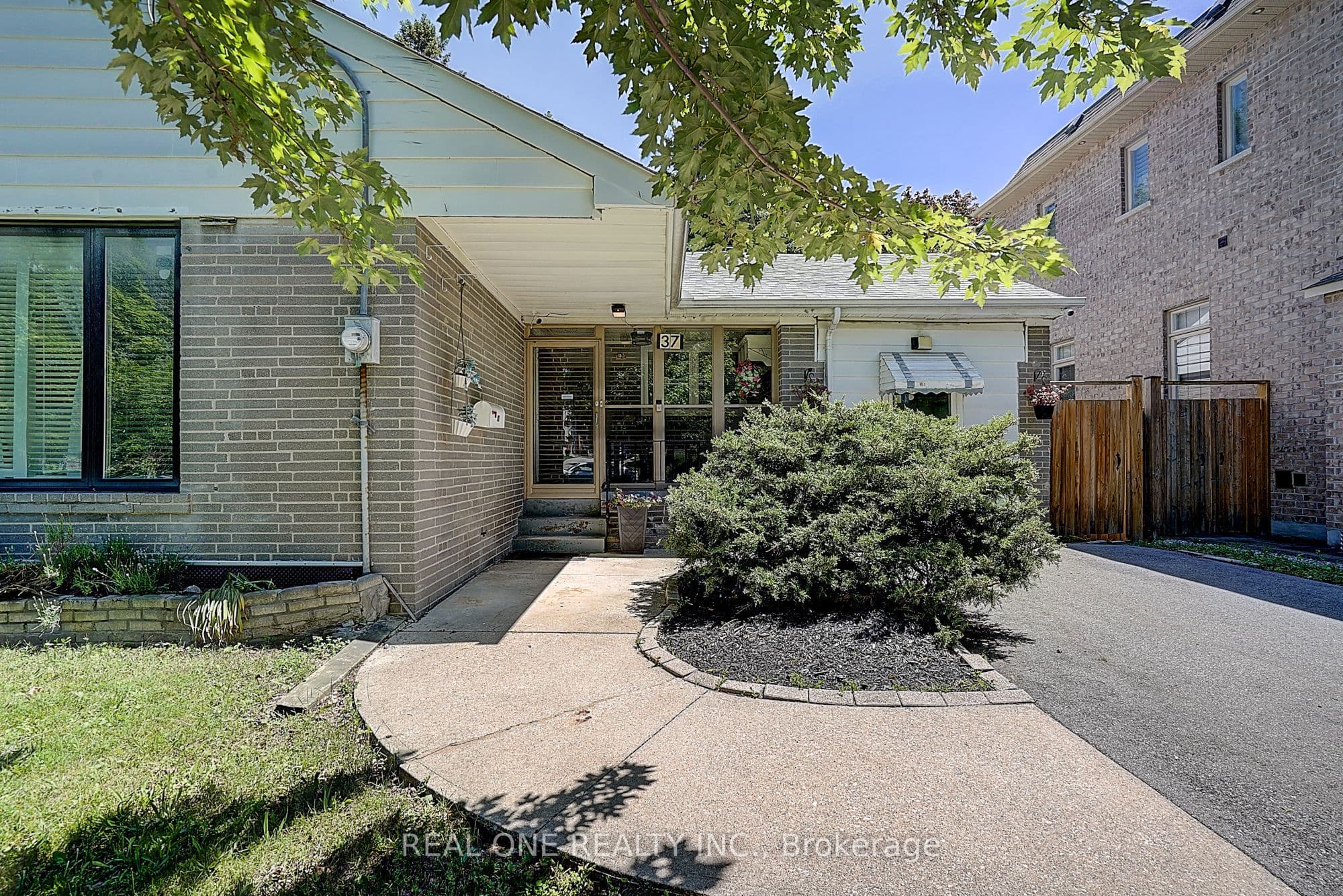 37 Lauralynn Crescent, Toronto, ON M1S 2H3