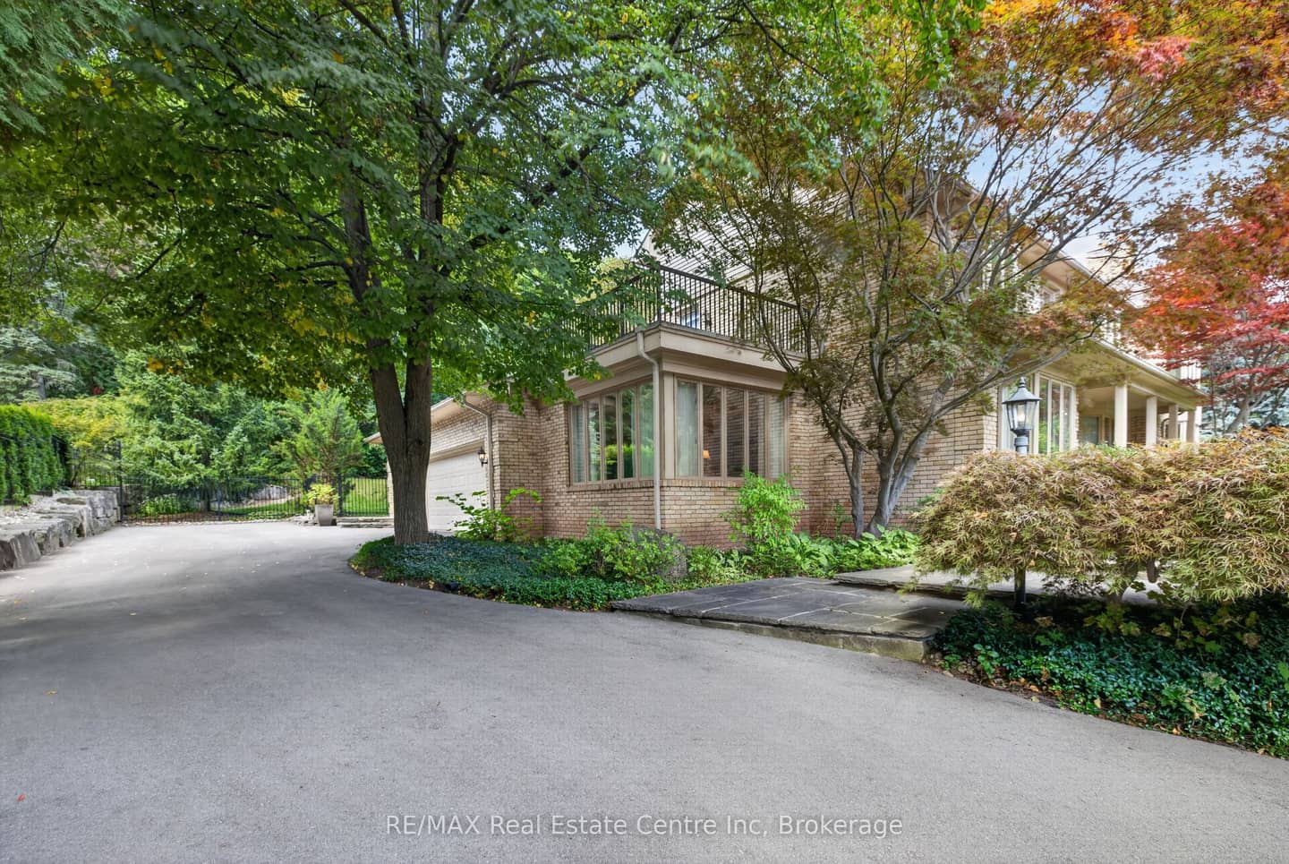 179 Oaklands Park Court, Burlington, ON L7T 4G9