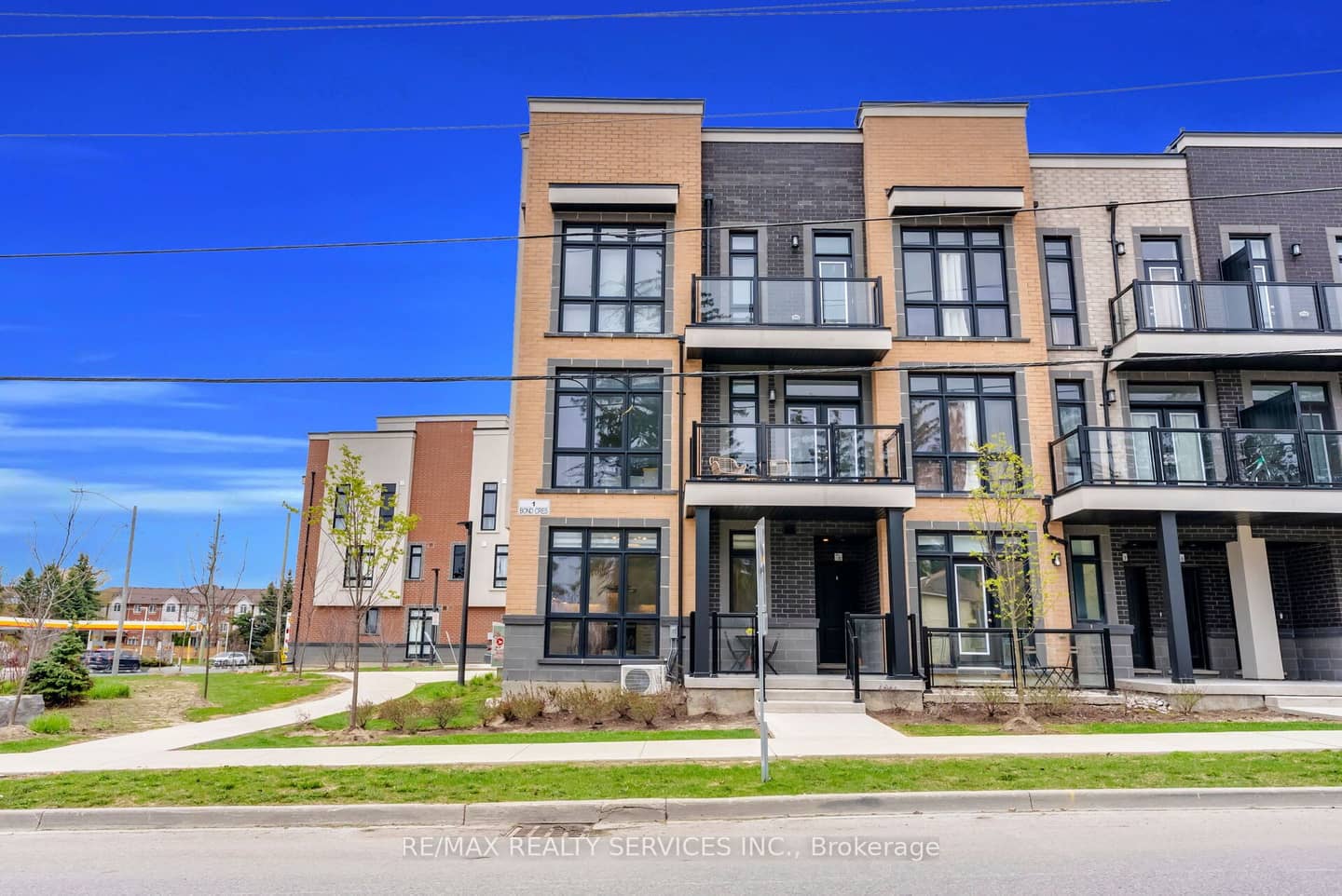 1 Bond Crescent 5, Richmond Hill, ON L4E 1J4