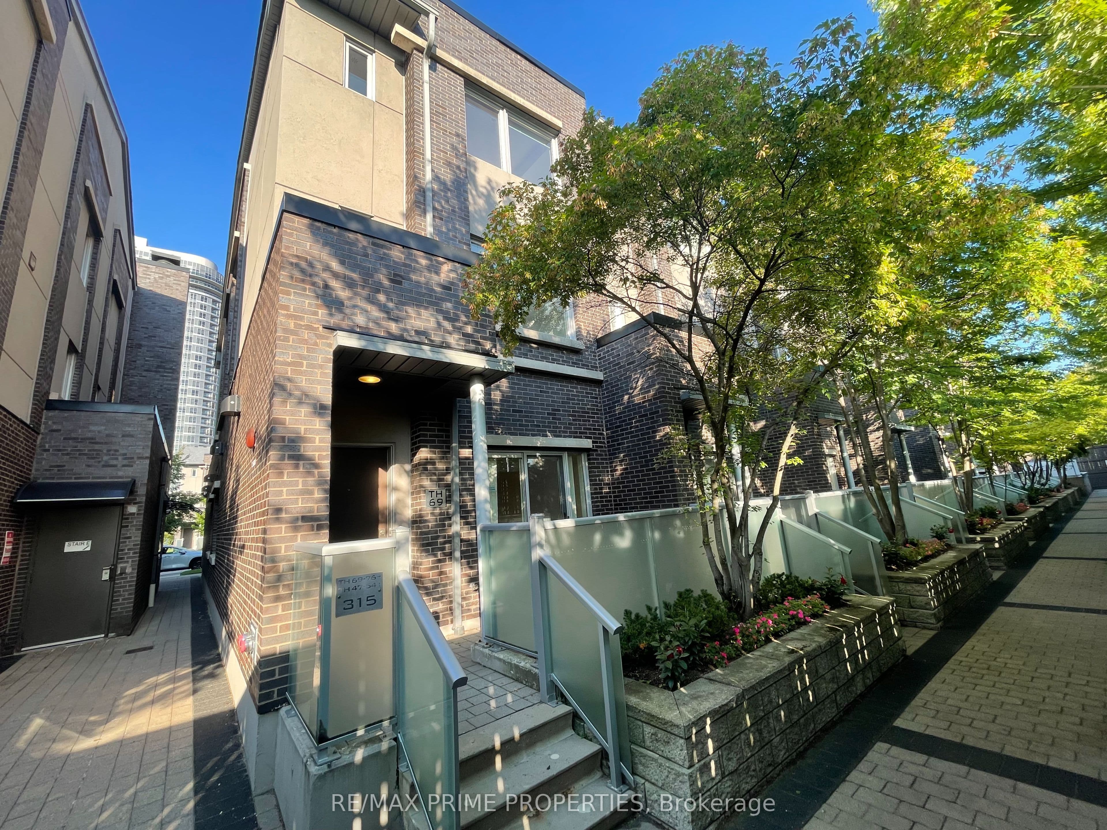 315 Village Green Square Th69, Toronto, ON M1S 0L2