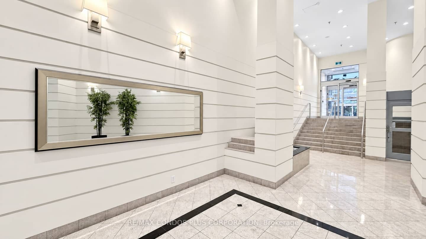 717 Bay Street 702, Toronto, ON M5G 2J9
