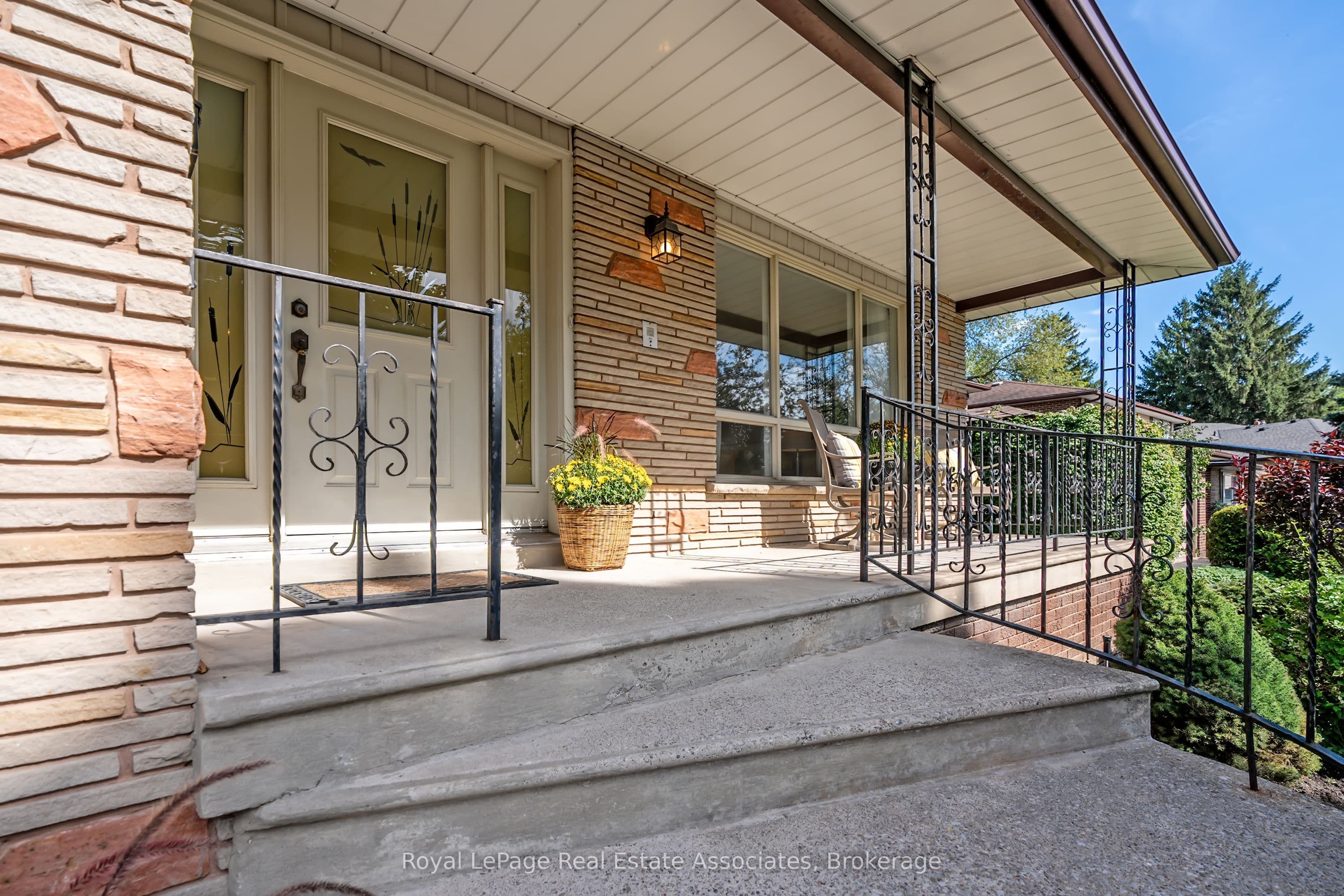 2553 Annelyn Court, Mississauga, ON L5C 2Z7