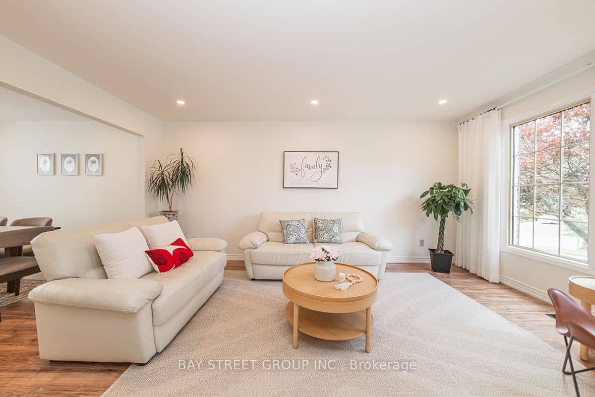 338 Prince Of Wales Drive, Whitby, ON L1N 6M9