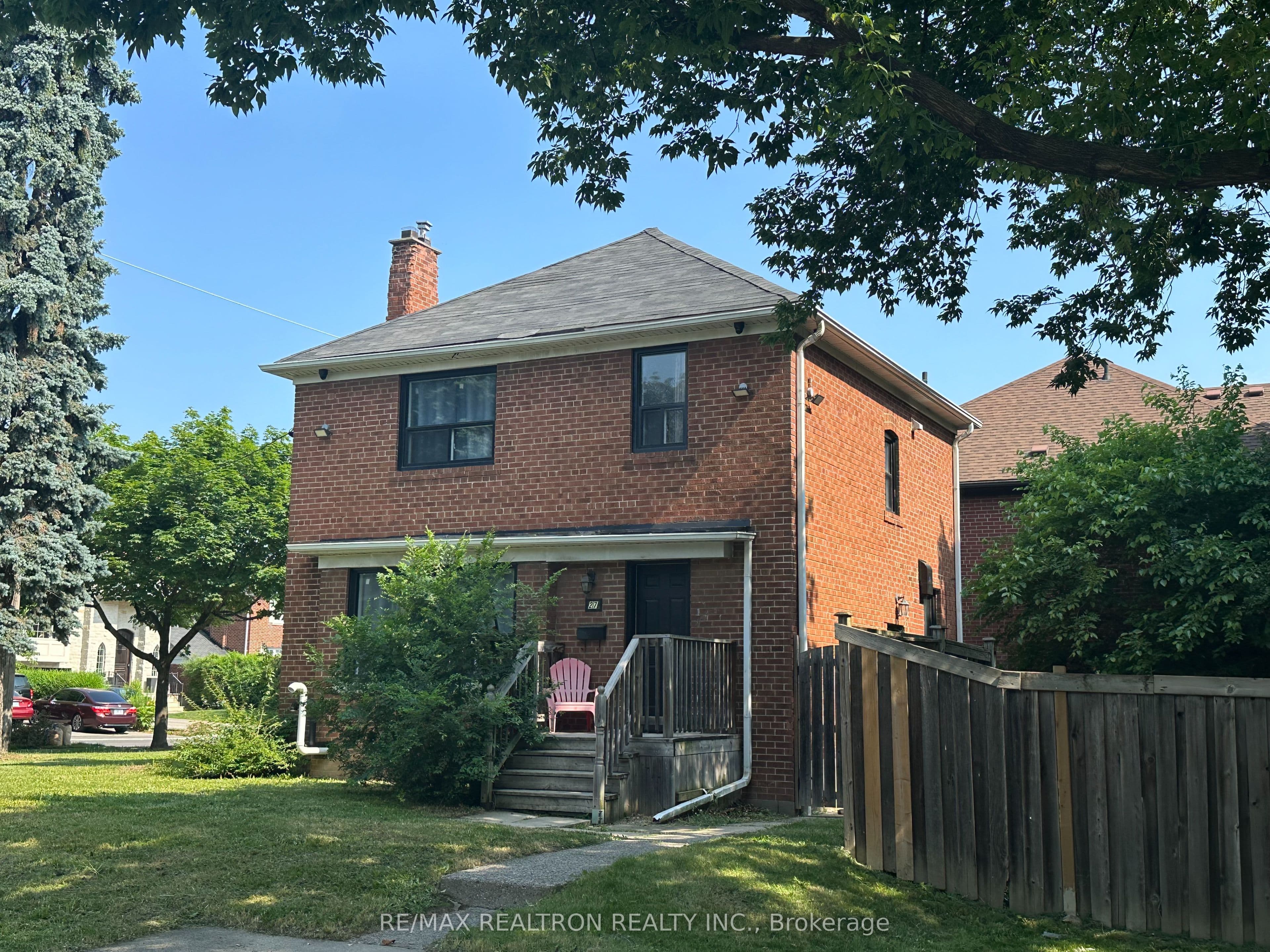 27 Westgate Boulevard, Toronto, ON M3H 1N8