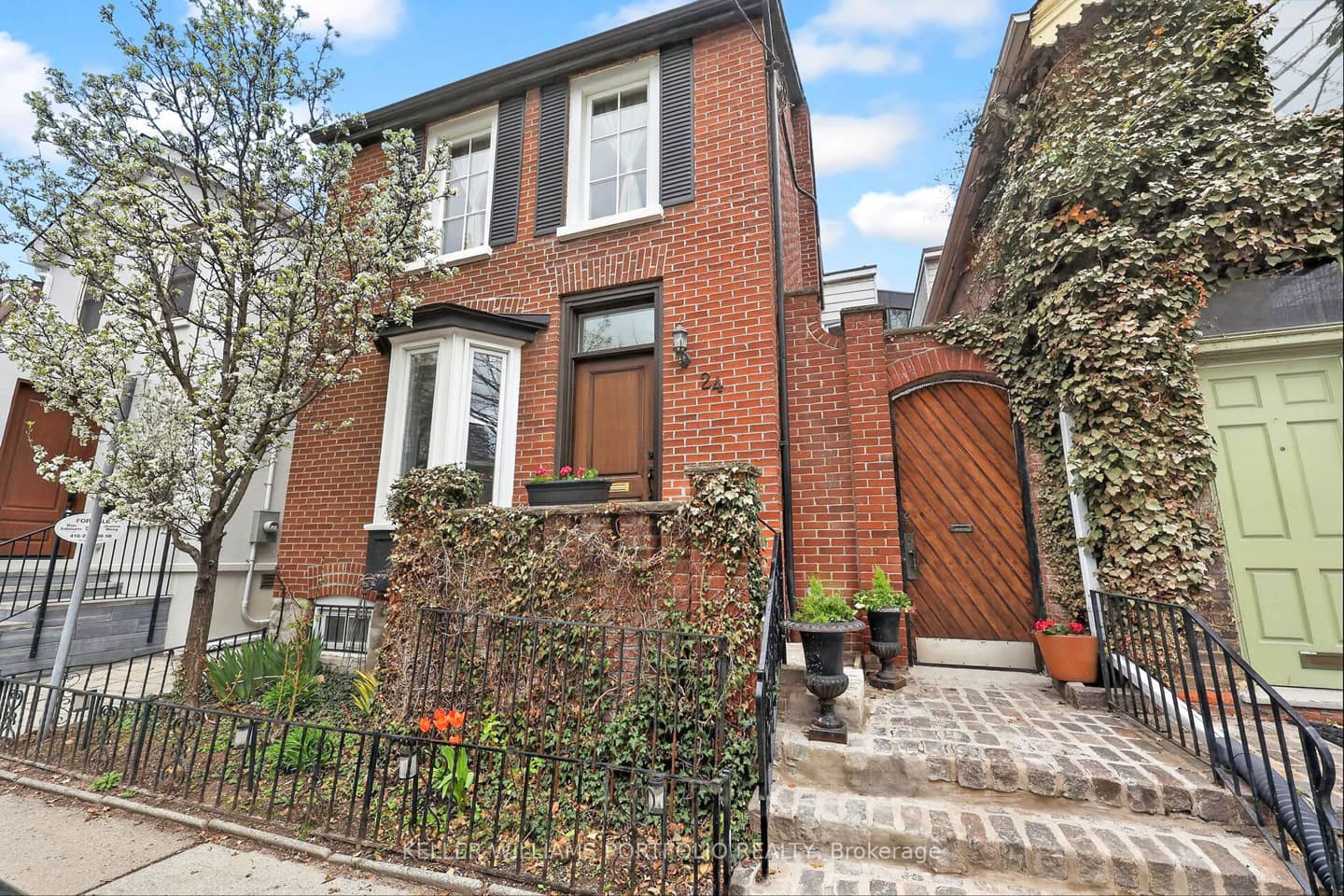 24 Bishop Street, Toronto, ON M5R 1N2