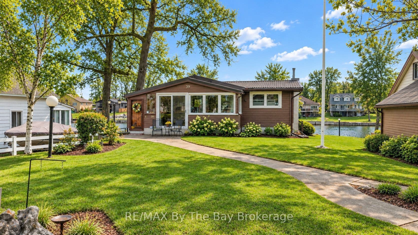 39 Old Mosley Street, Wasaga Beach, ON L9Z 2J8