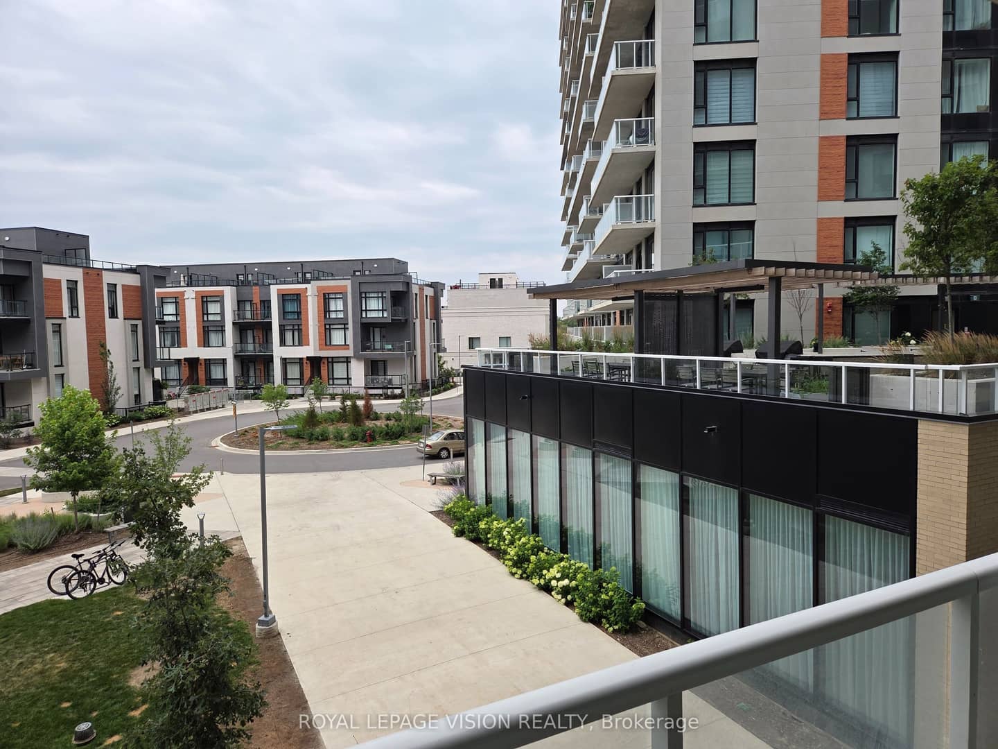 6 David Eyer Road 217, Richmond Hill, ON L4S 0N5