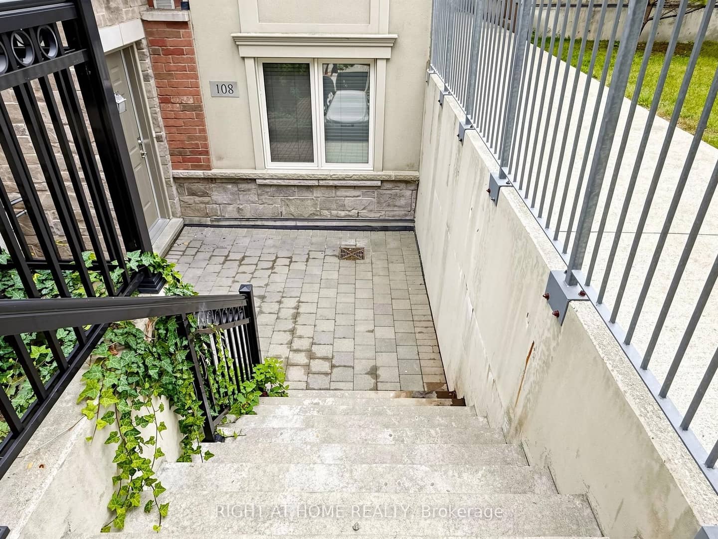 17 Coneflower Crescent 108, Toronto, ON M2R 0A5