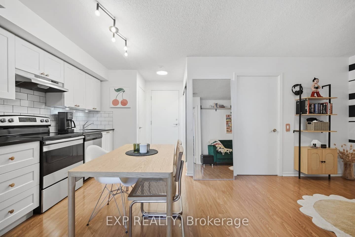 60 Heintzman Street 1030, Toronto, ON M6P 5A1