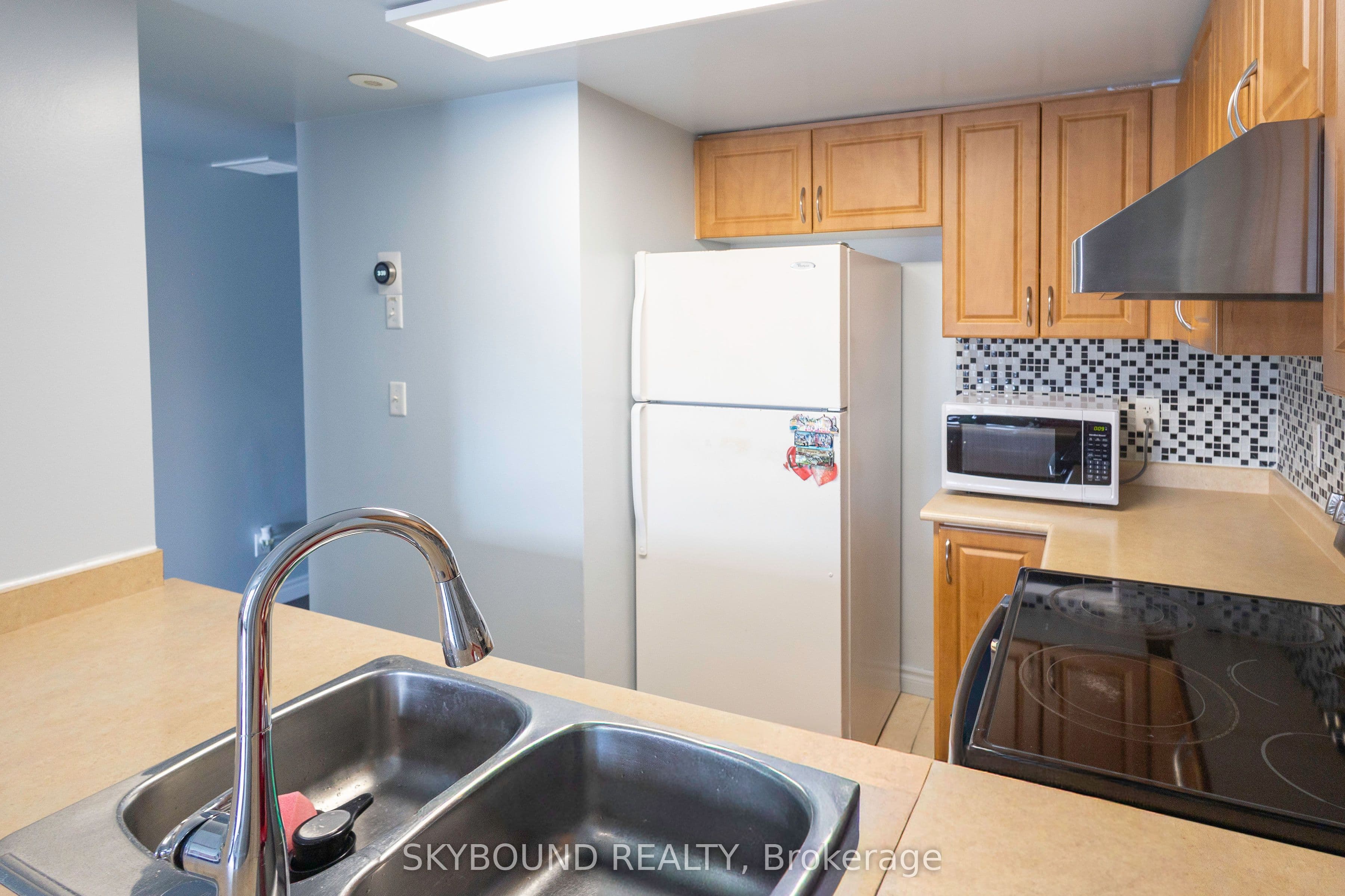 3043 Finch Avenue W 2033, Toronto, ON M9M 0A4