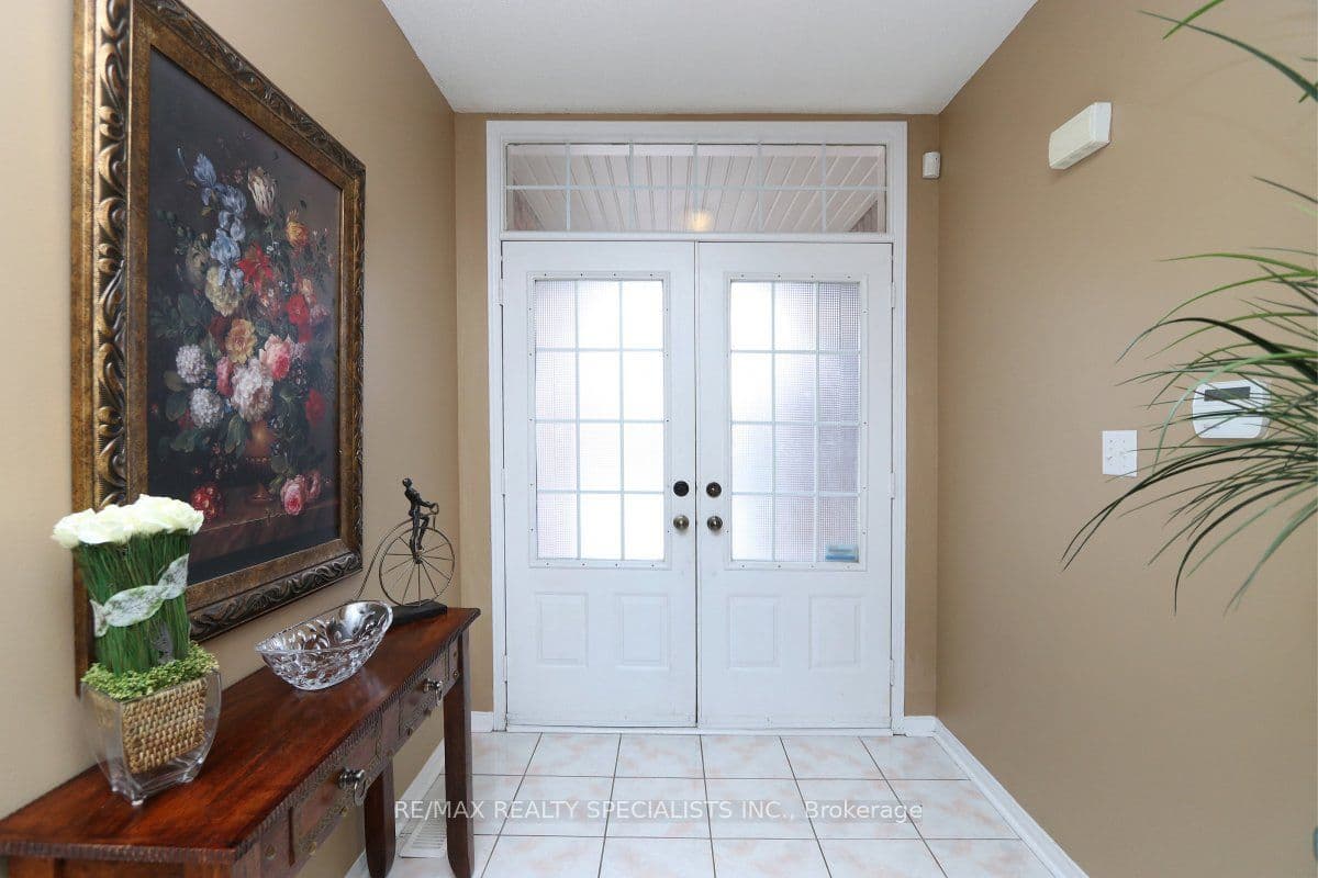 5817 QUESTMAN Hollow, Mississauga, ON L5M 6N8