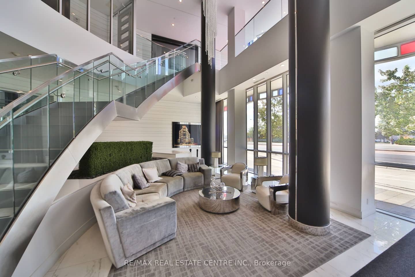9471 Yonge Street 315, Richmond Hill, ON L4C 1V4