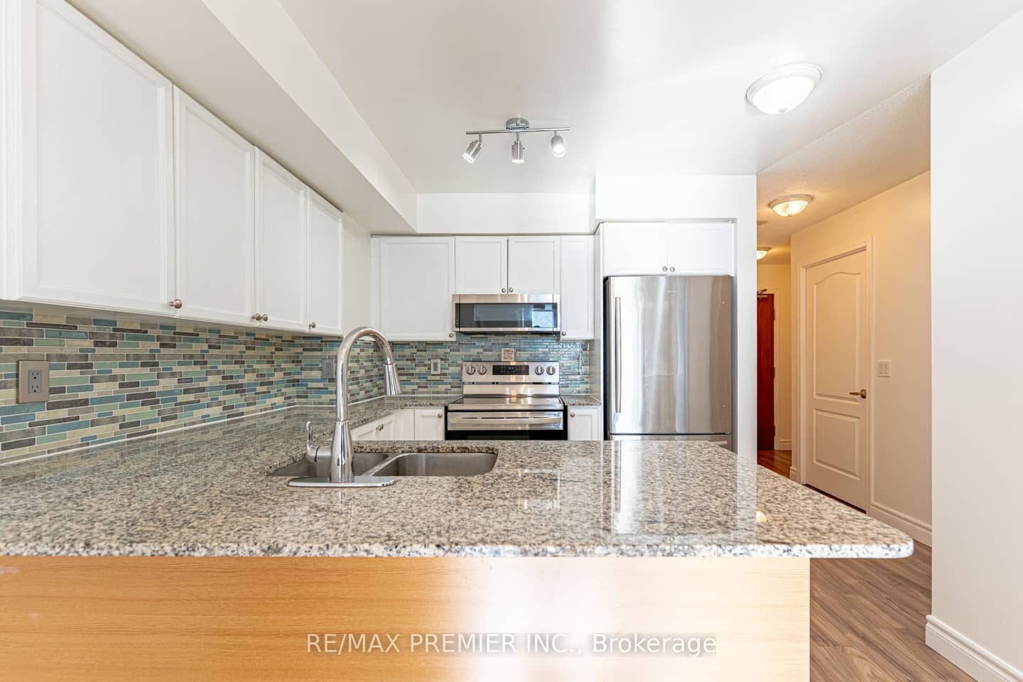 33 Elm Drive W 2002, Mississauga, ON L5B 4M2