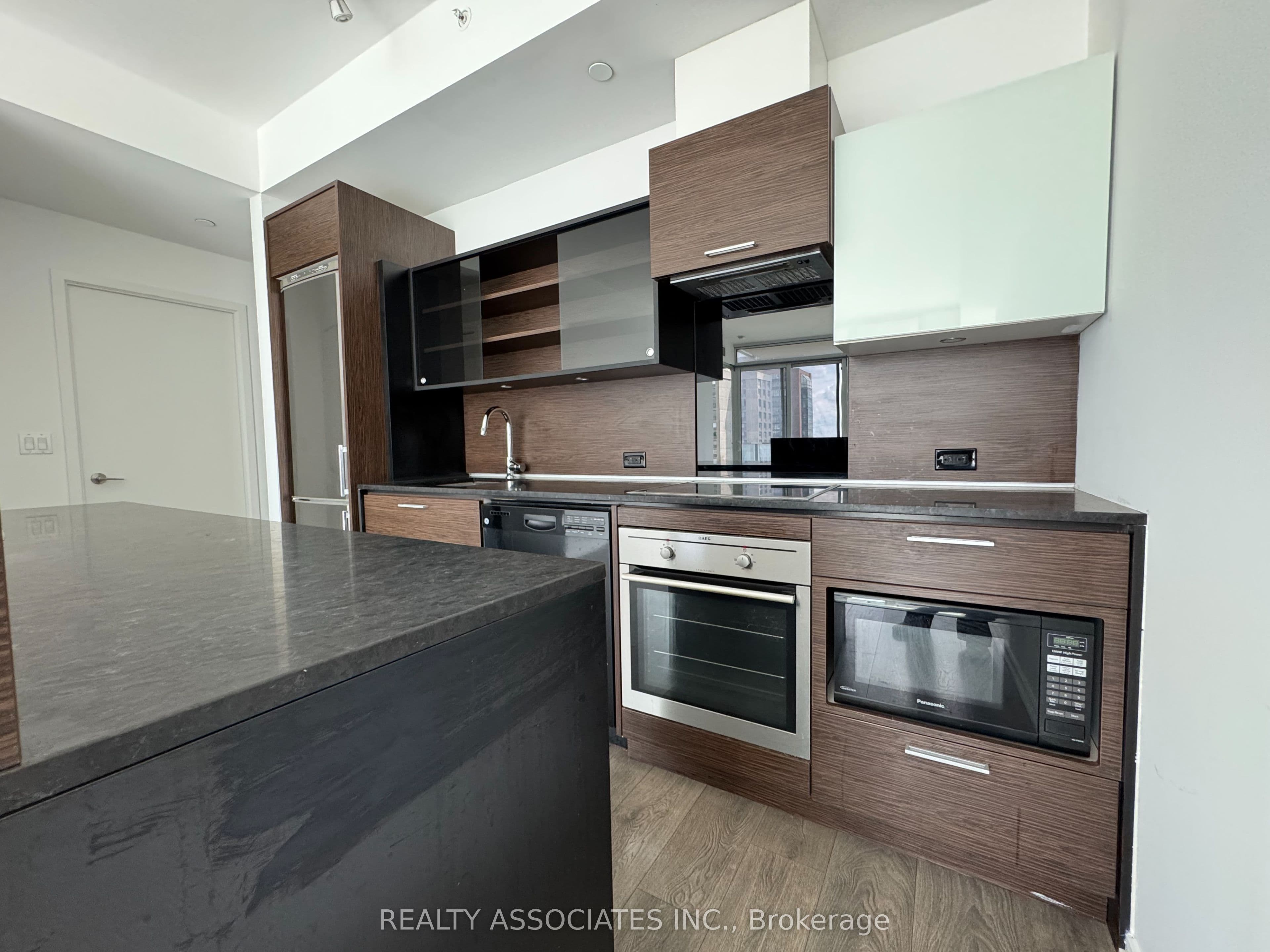 75 St Nicholas Street 2105, Toronto, ON M4Y 0A5